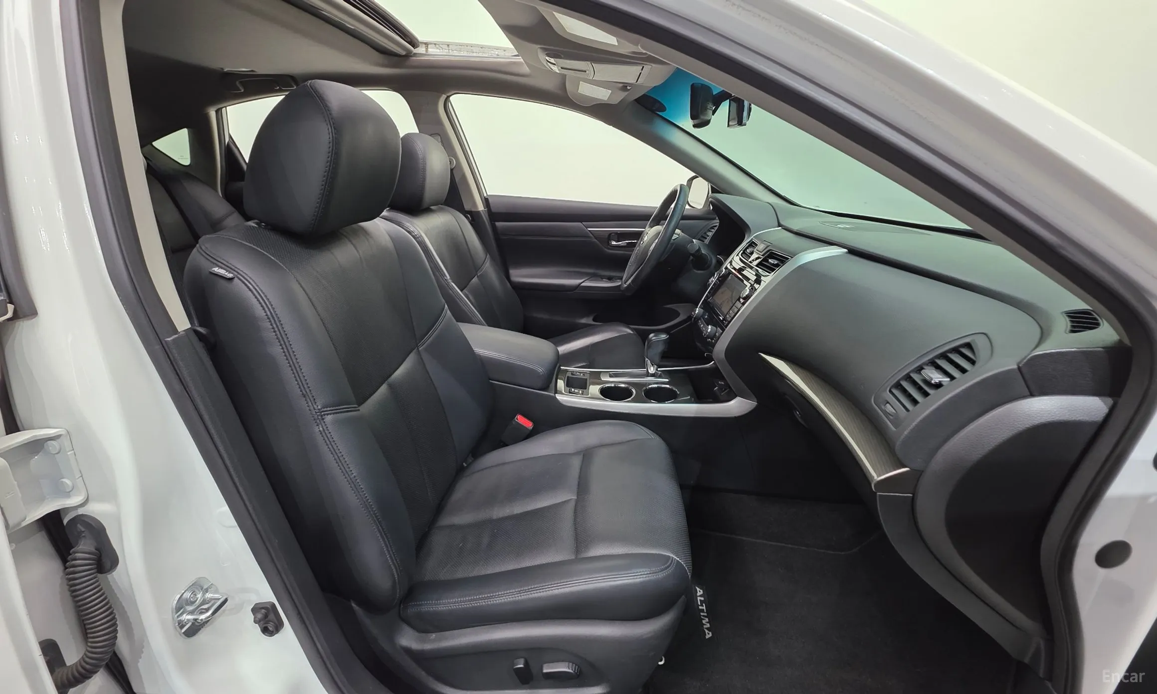 Nissan Altima превью 10