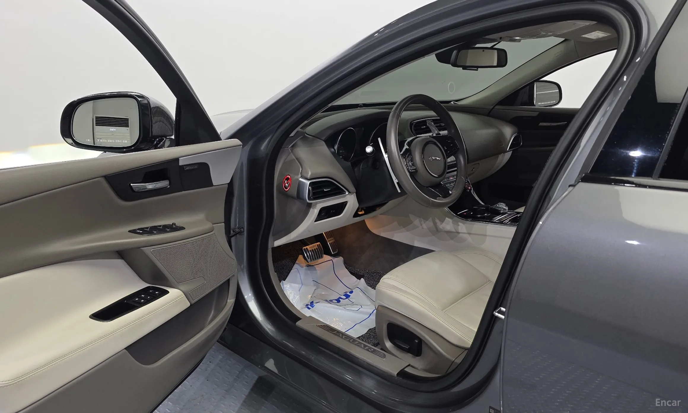 Jaguar XE превью 10