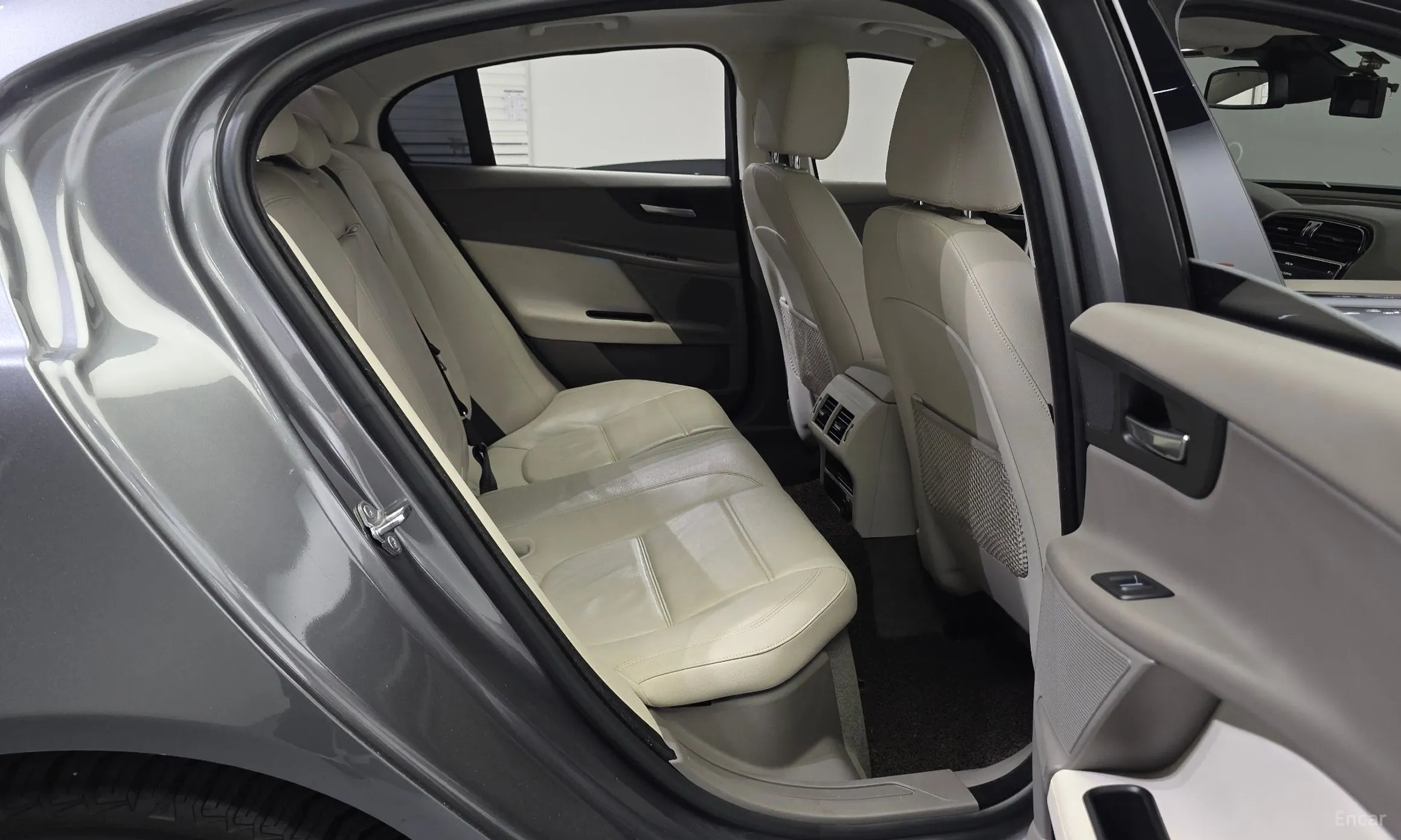 Jaguar XE превью 11
