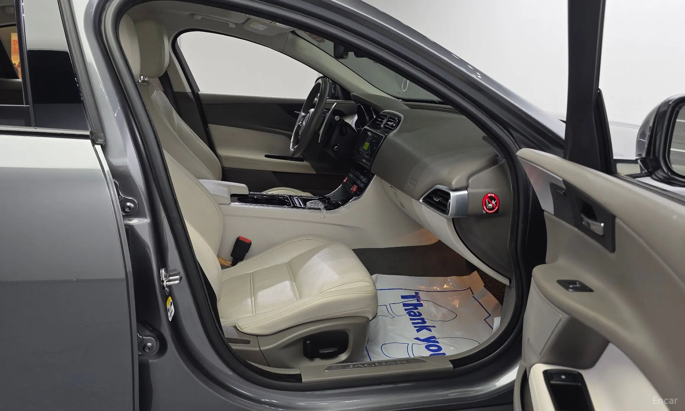 Jaguar XE превью 12