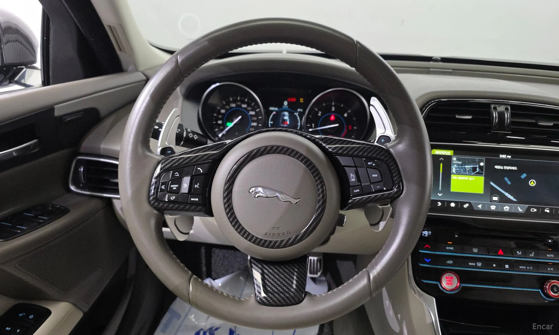 Jaguar XE превью 14