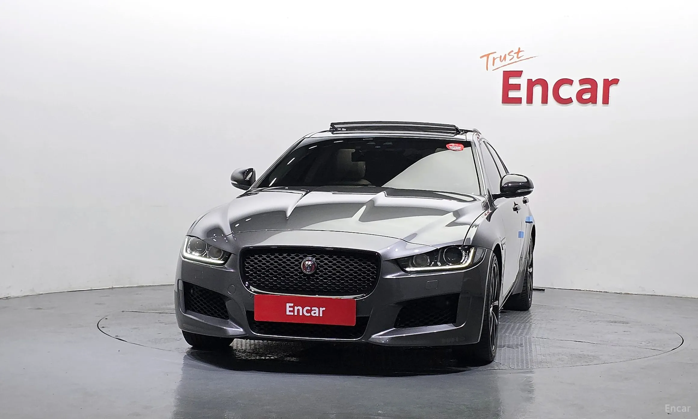 Jaguar XE превью 3