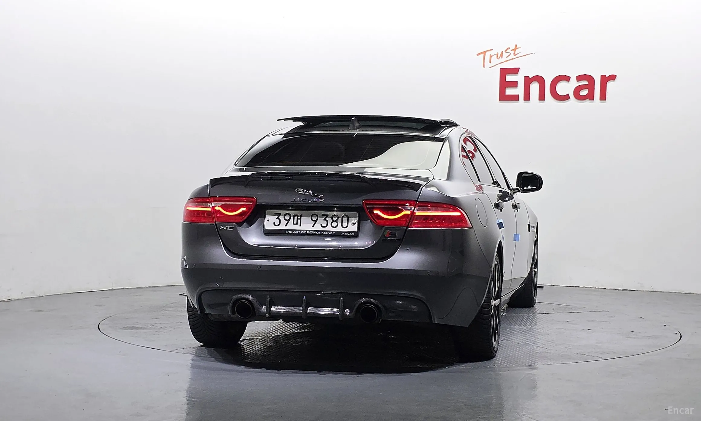 Jaguar XE превью 4