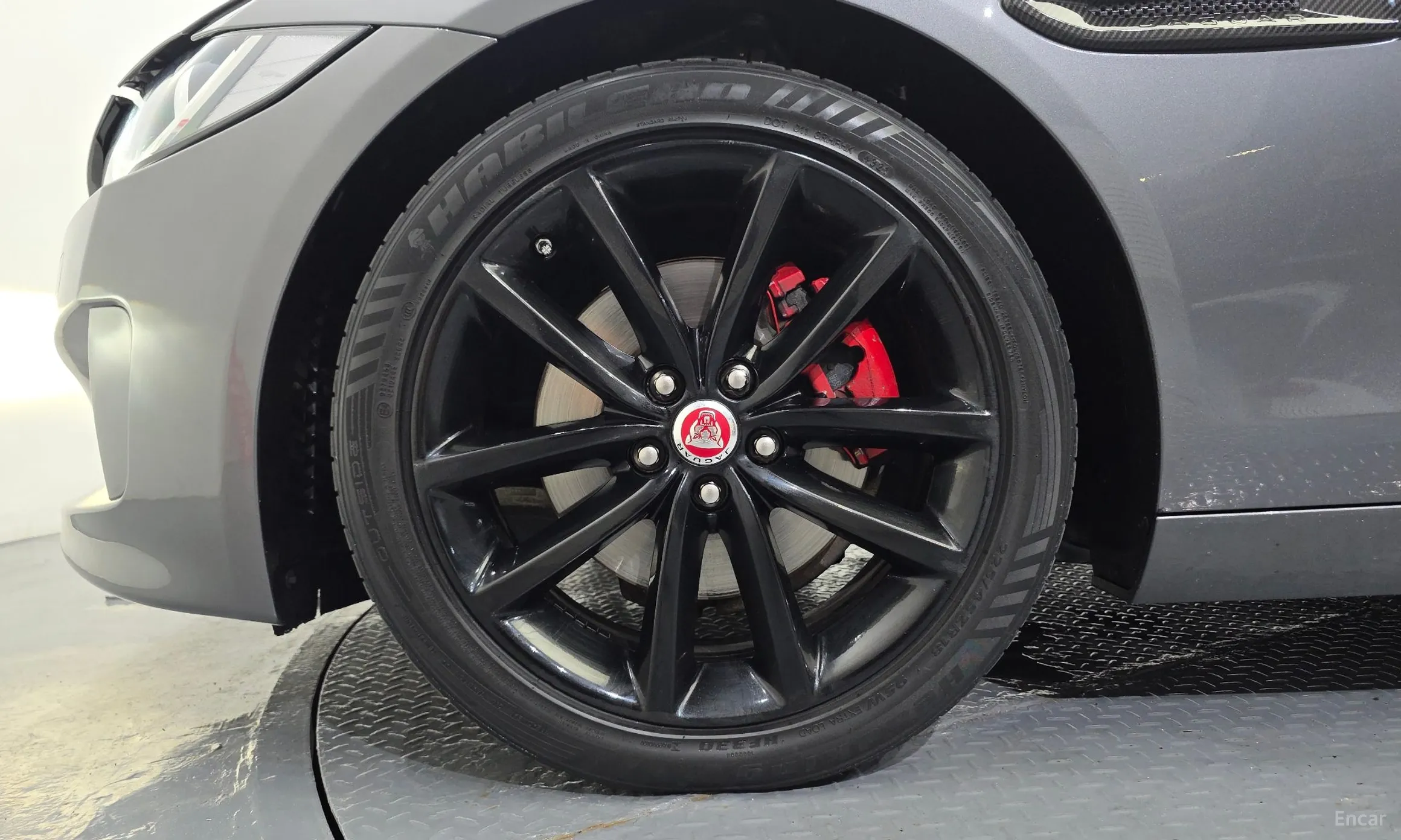 Jaguar XE превью 5