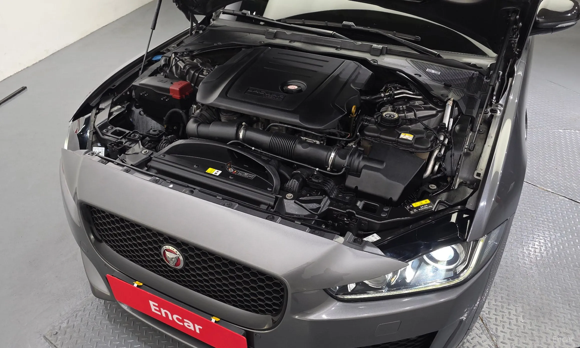 Jaguar XE превью 6