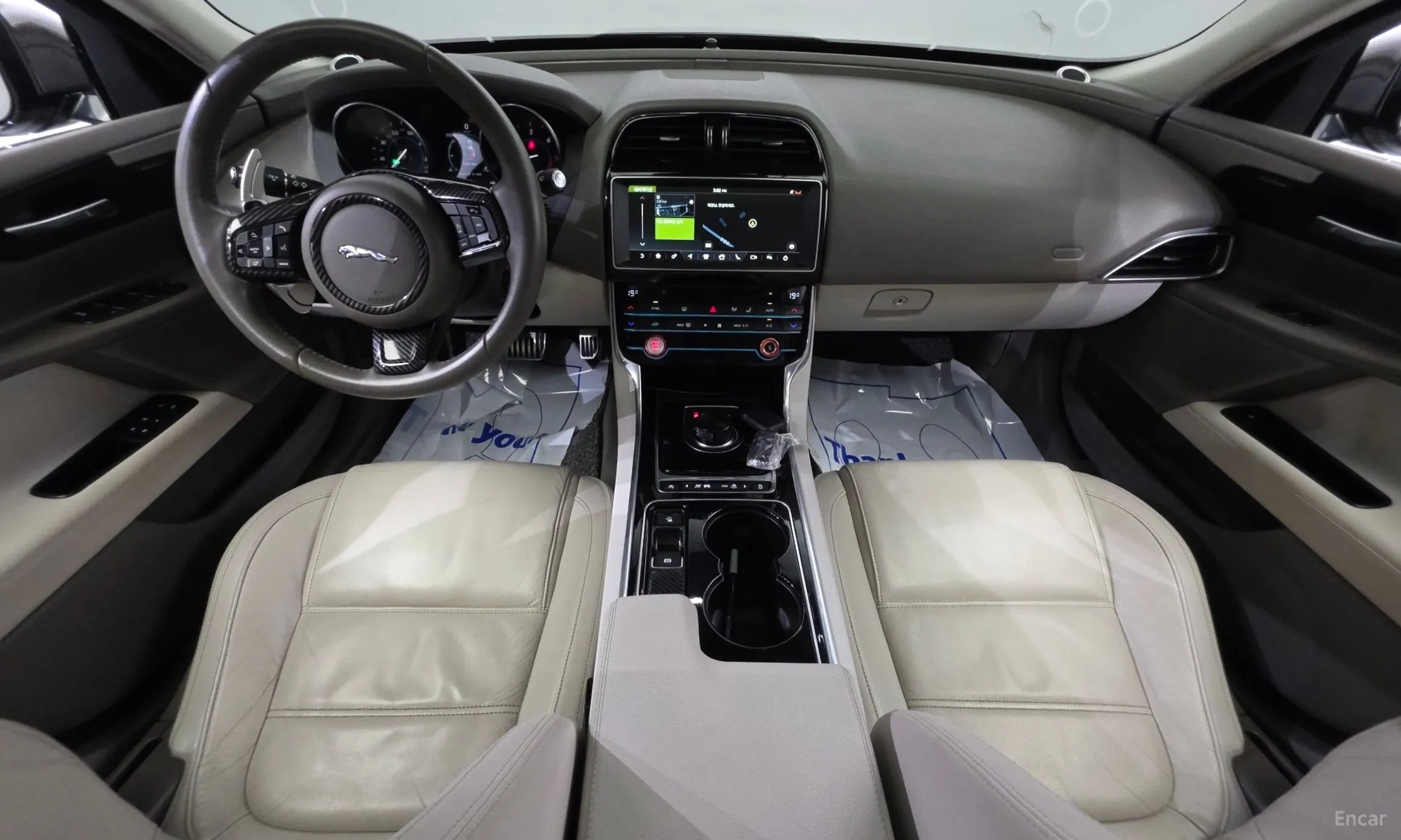 Jaguar XE превью 7