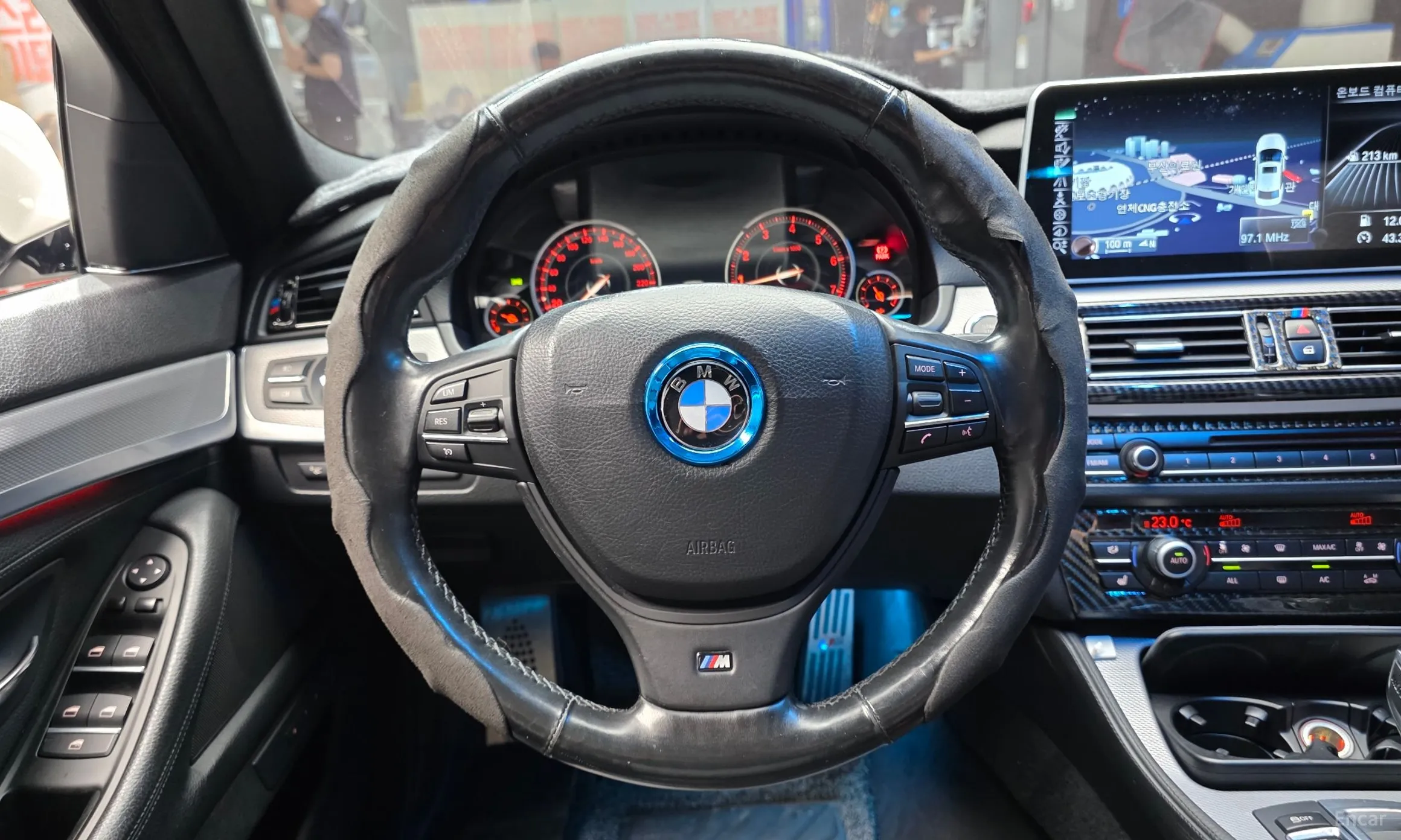 BMW 5 Series (F10) превью 13