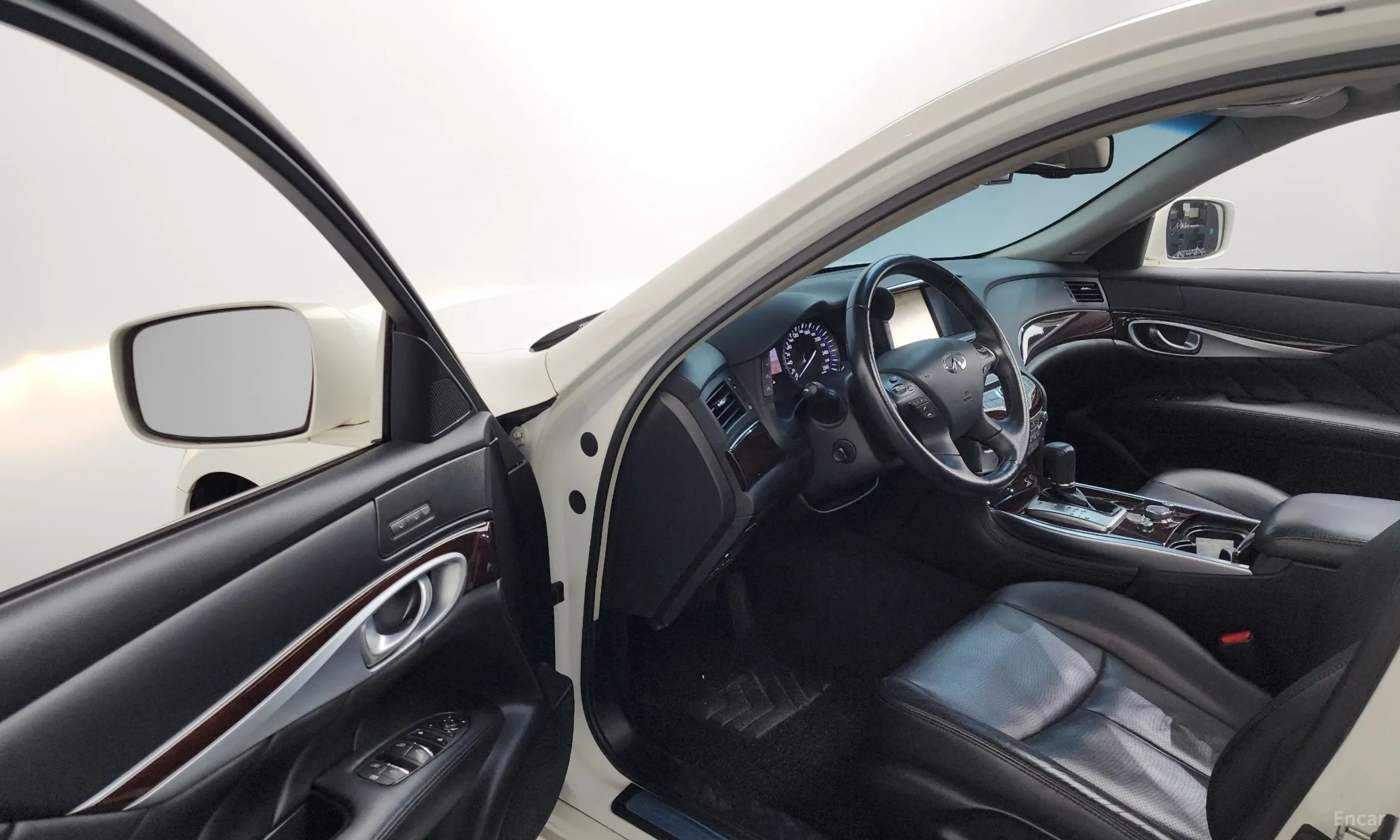 Infiniti Q70 превью 10