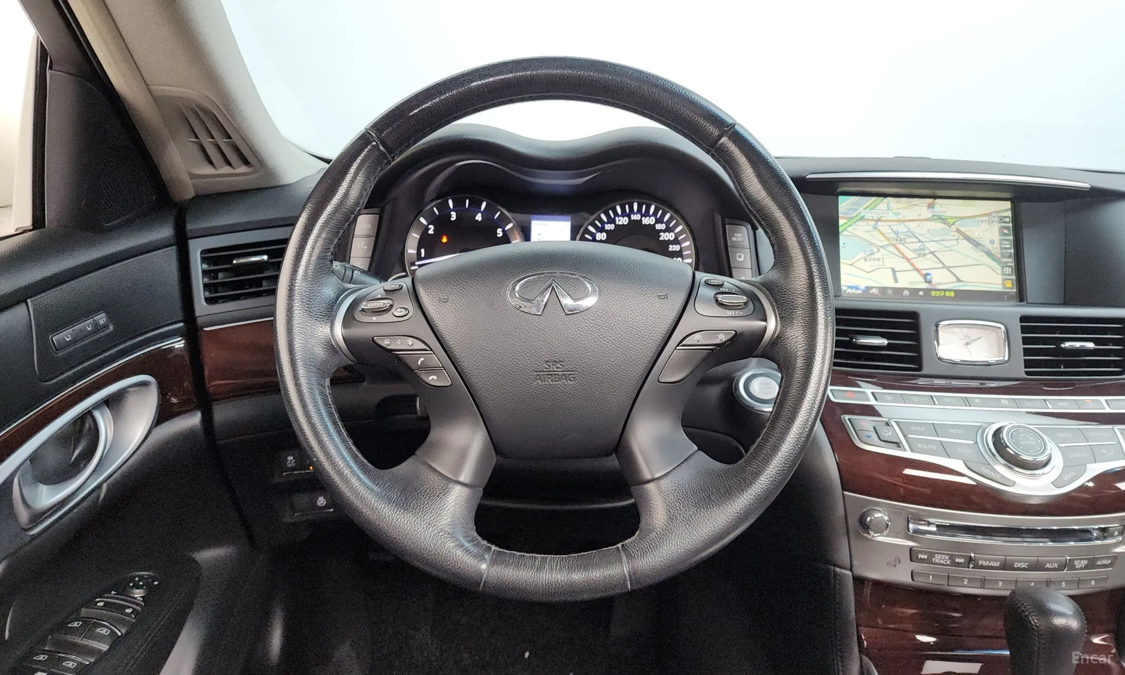 Infiniti Q70 превью 14