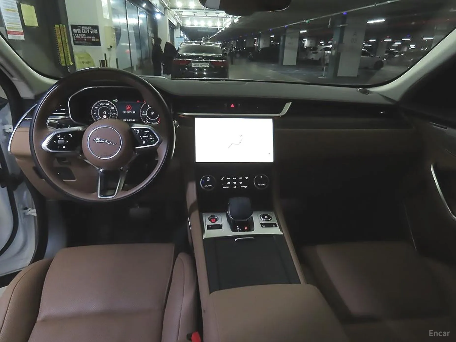 Jaguar F-PACE превью 10