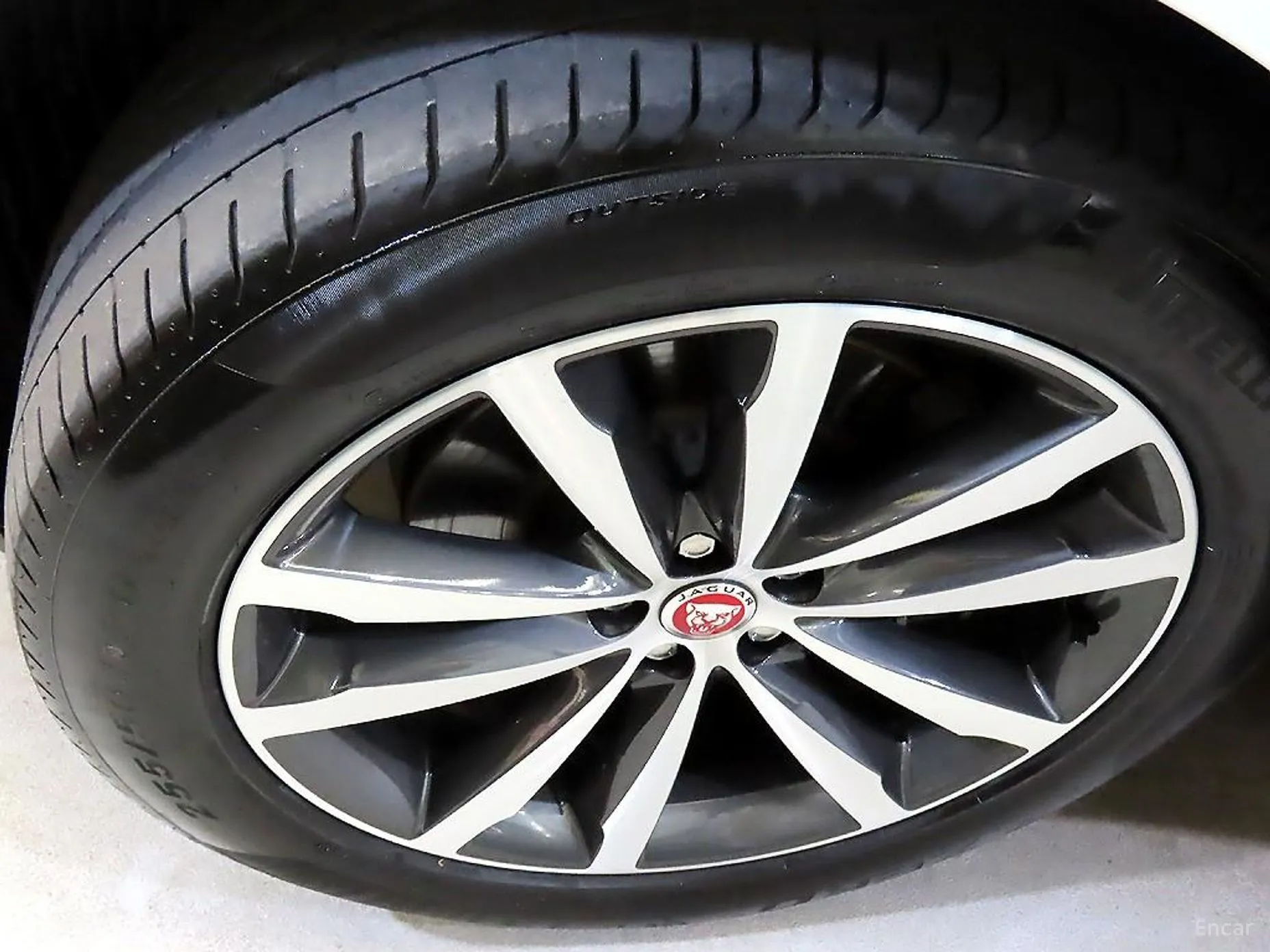 Jaguar F-PACE превью 20