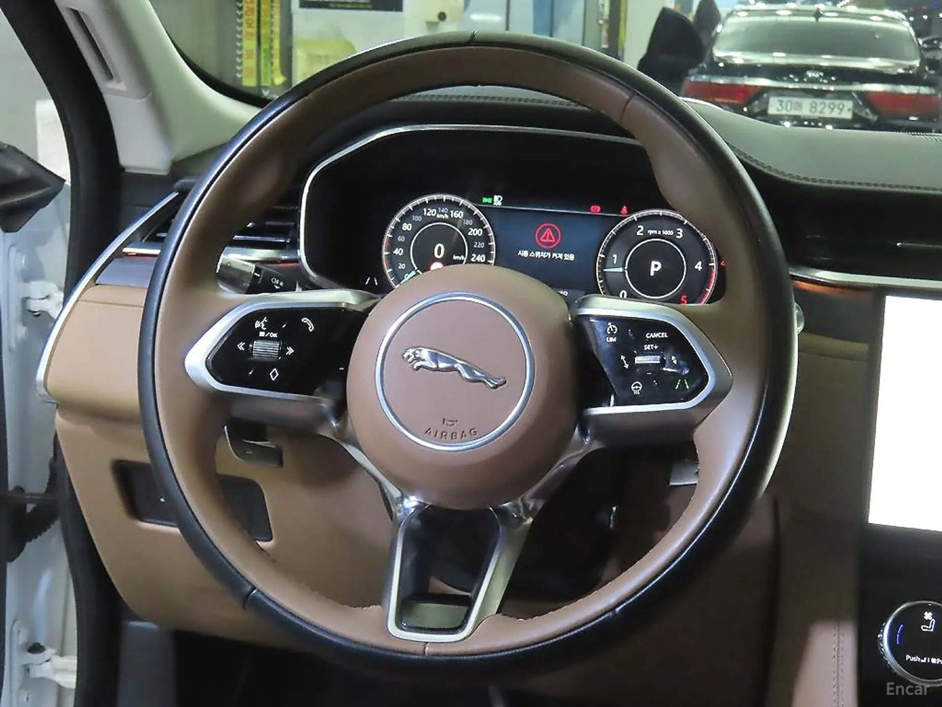 Jaguar F-PACE превью 8