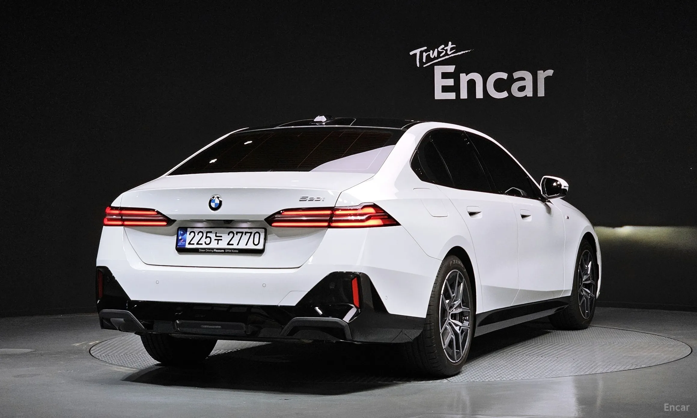 BMW 5 Series (G60) превью 2