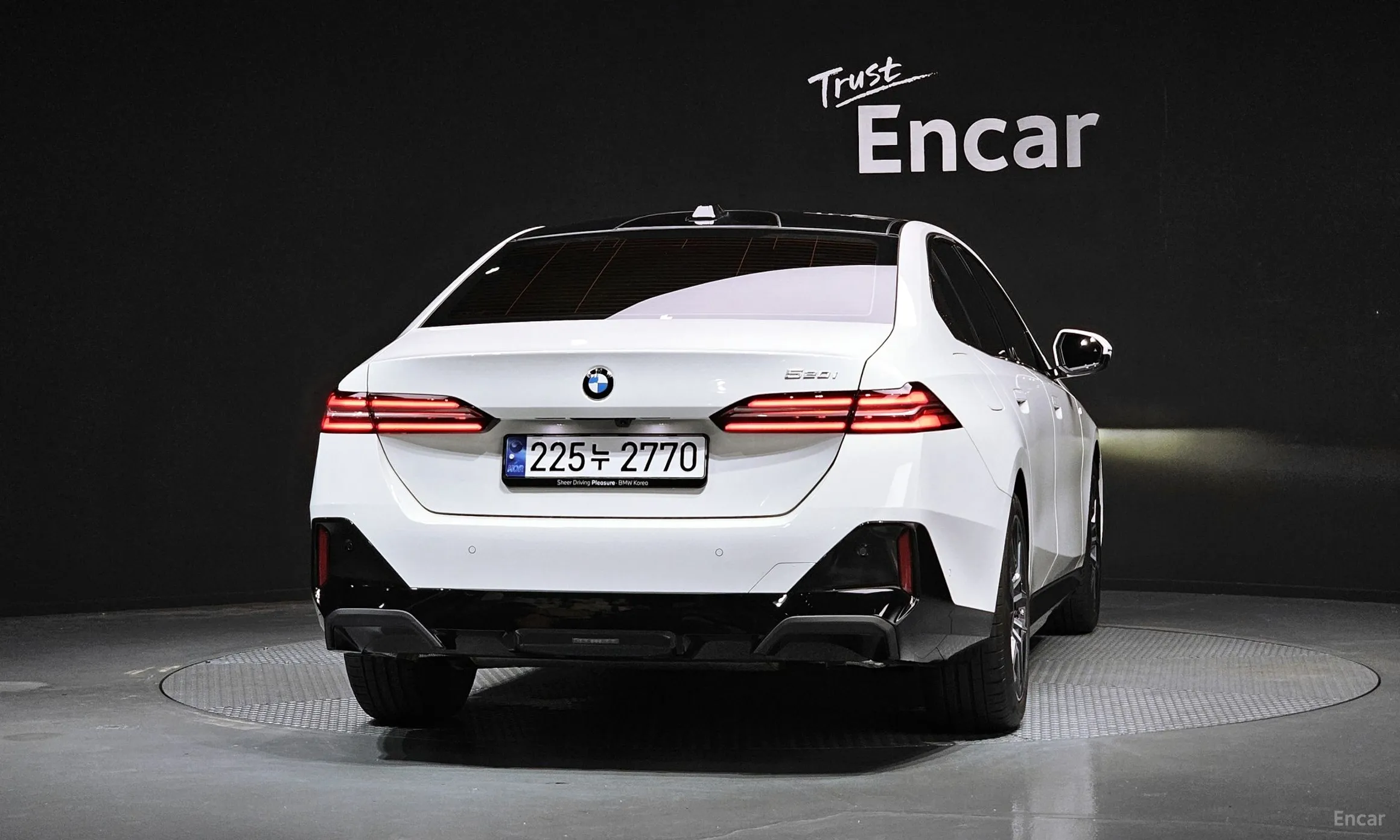 BMW 5 Series (G60) превью 4