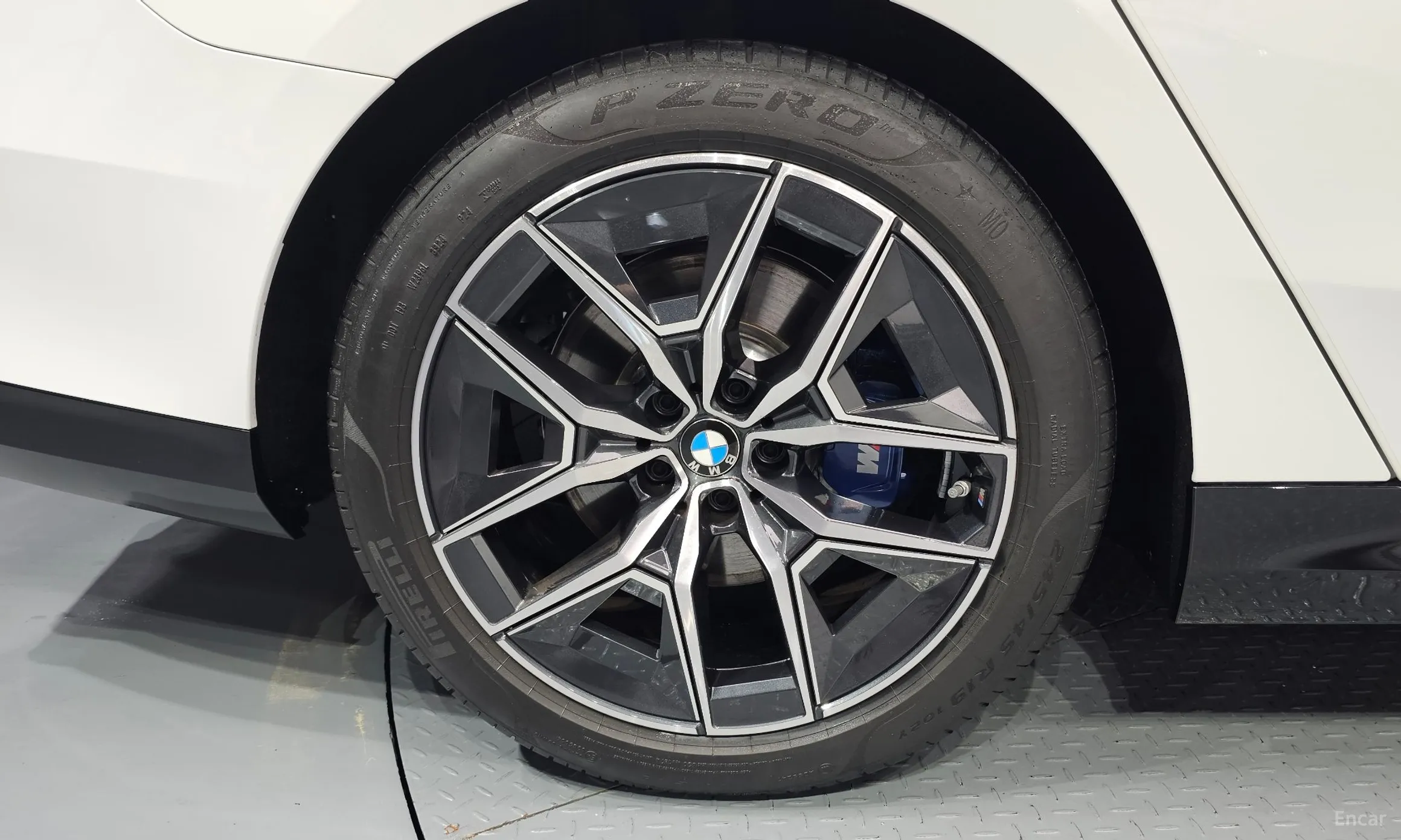 BMW 5 Series (G60) превью 5