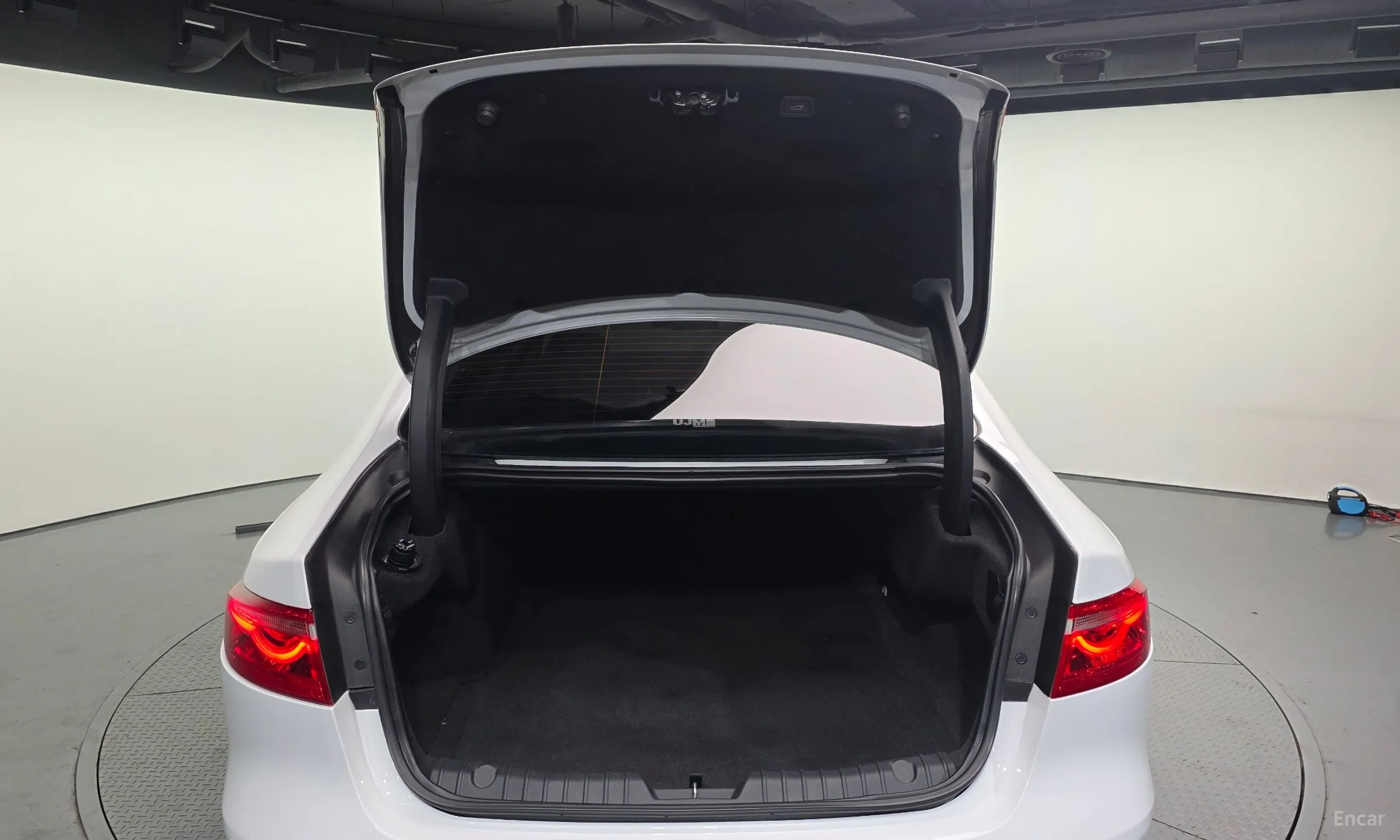 Jaguar XF (x260) превью 20