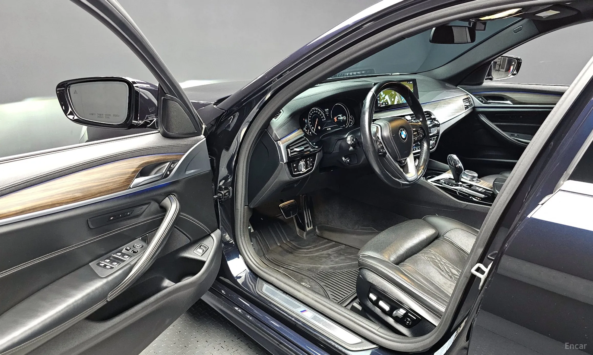 BMW 5 Series (G30) превью 10