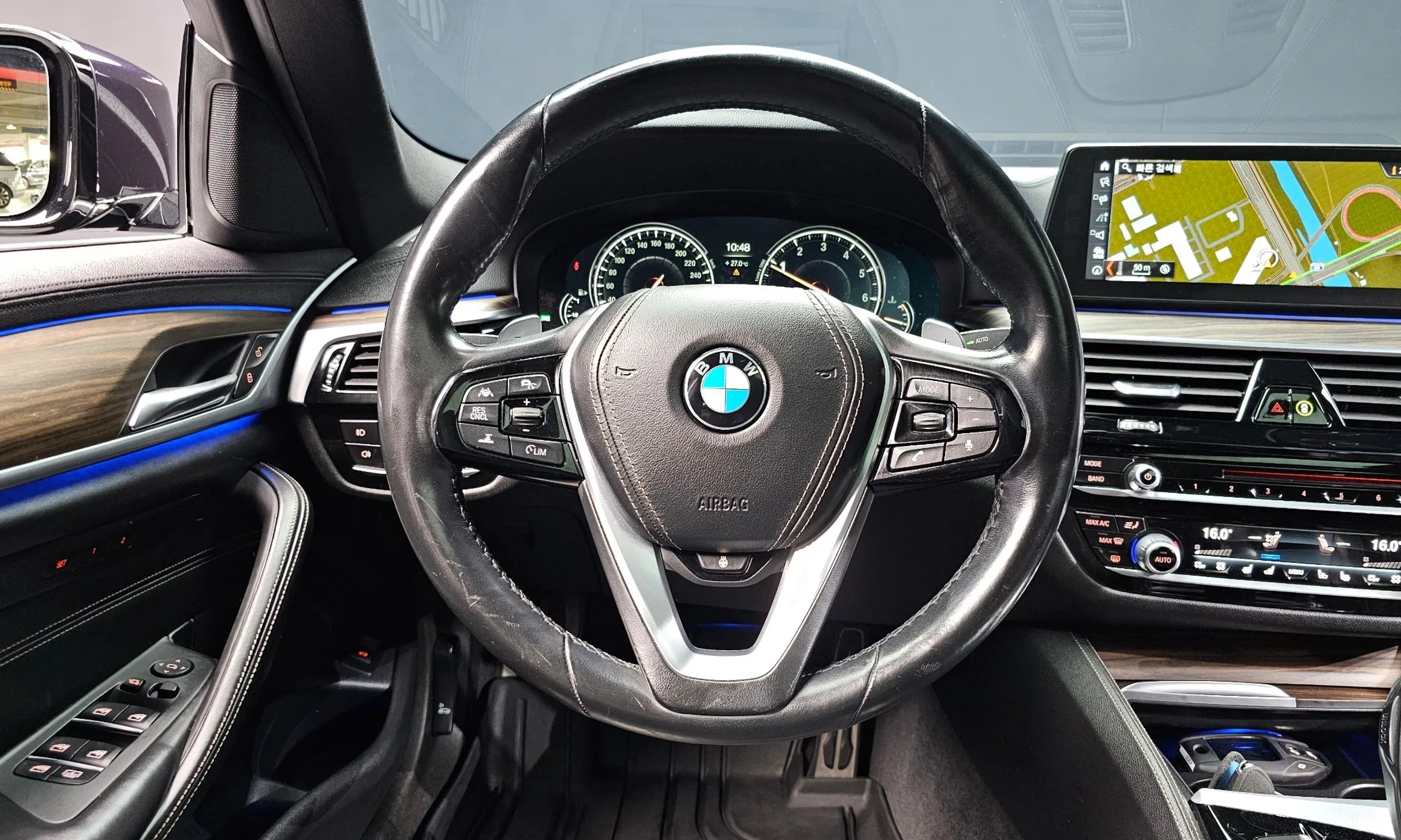 BMW 5 Series (G30) превью 12