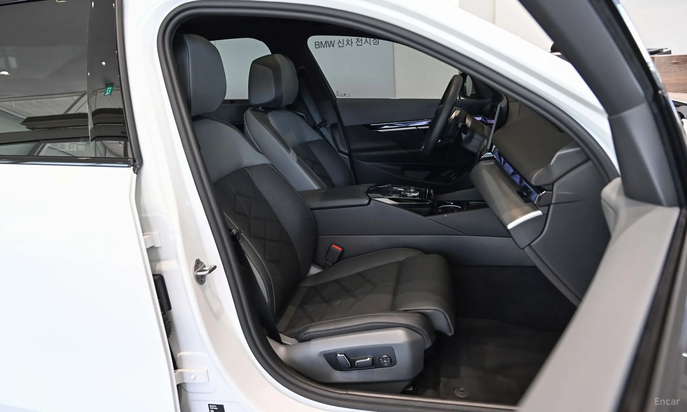 BMW 5 Series (G60) превью 13