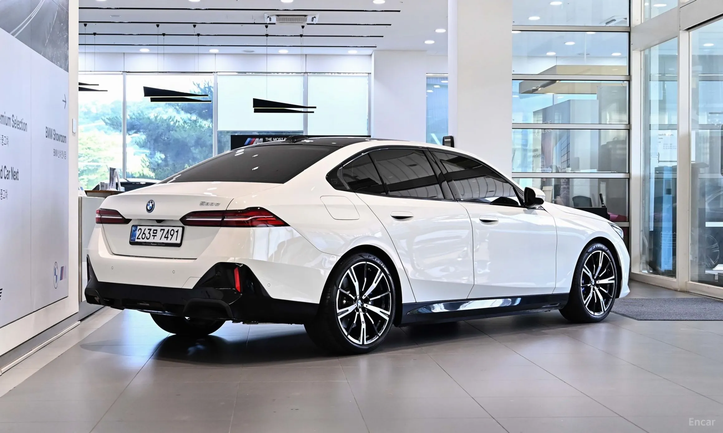 BMW 5 Series (G60) превью 4