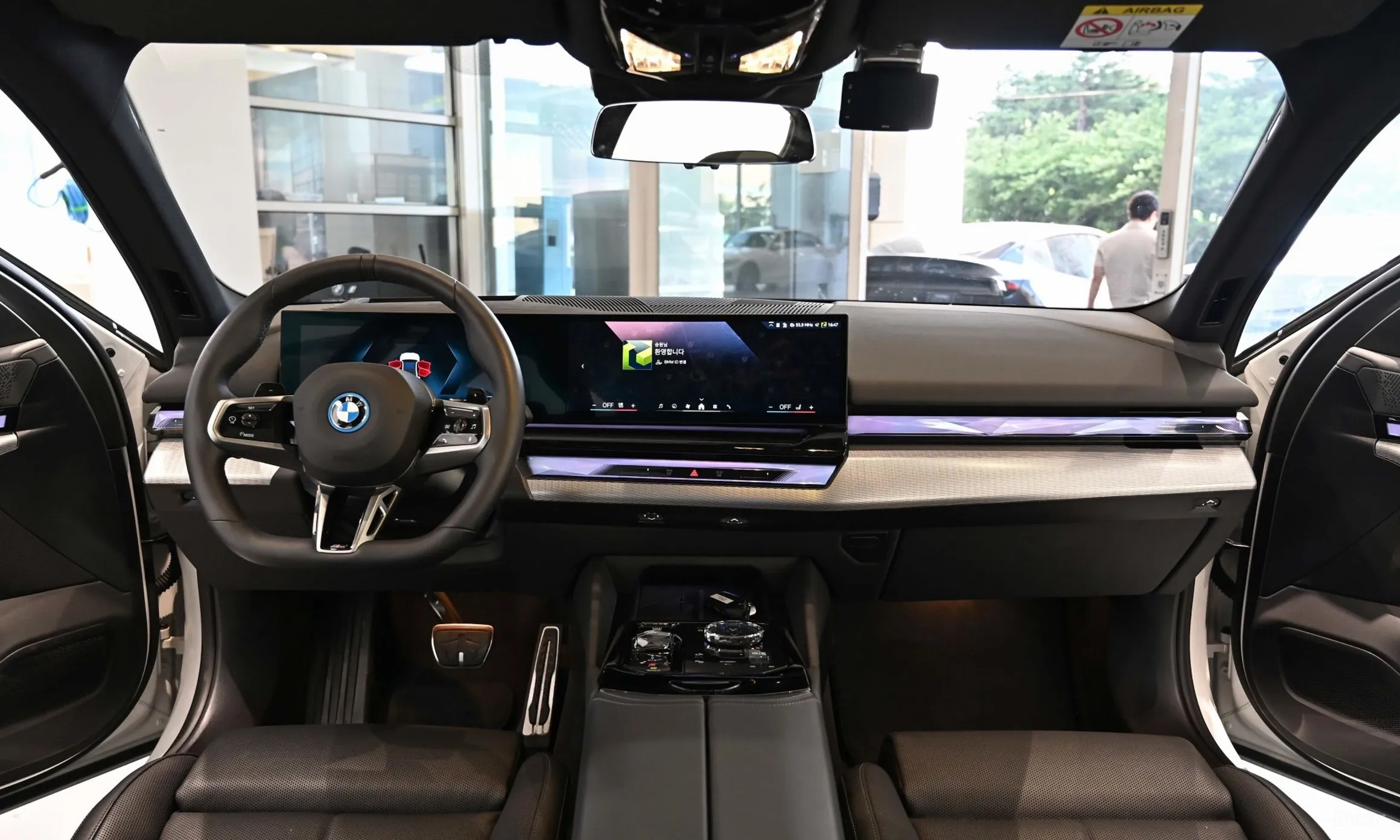 BMW 5 Series (G60) превью 8