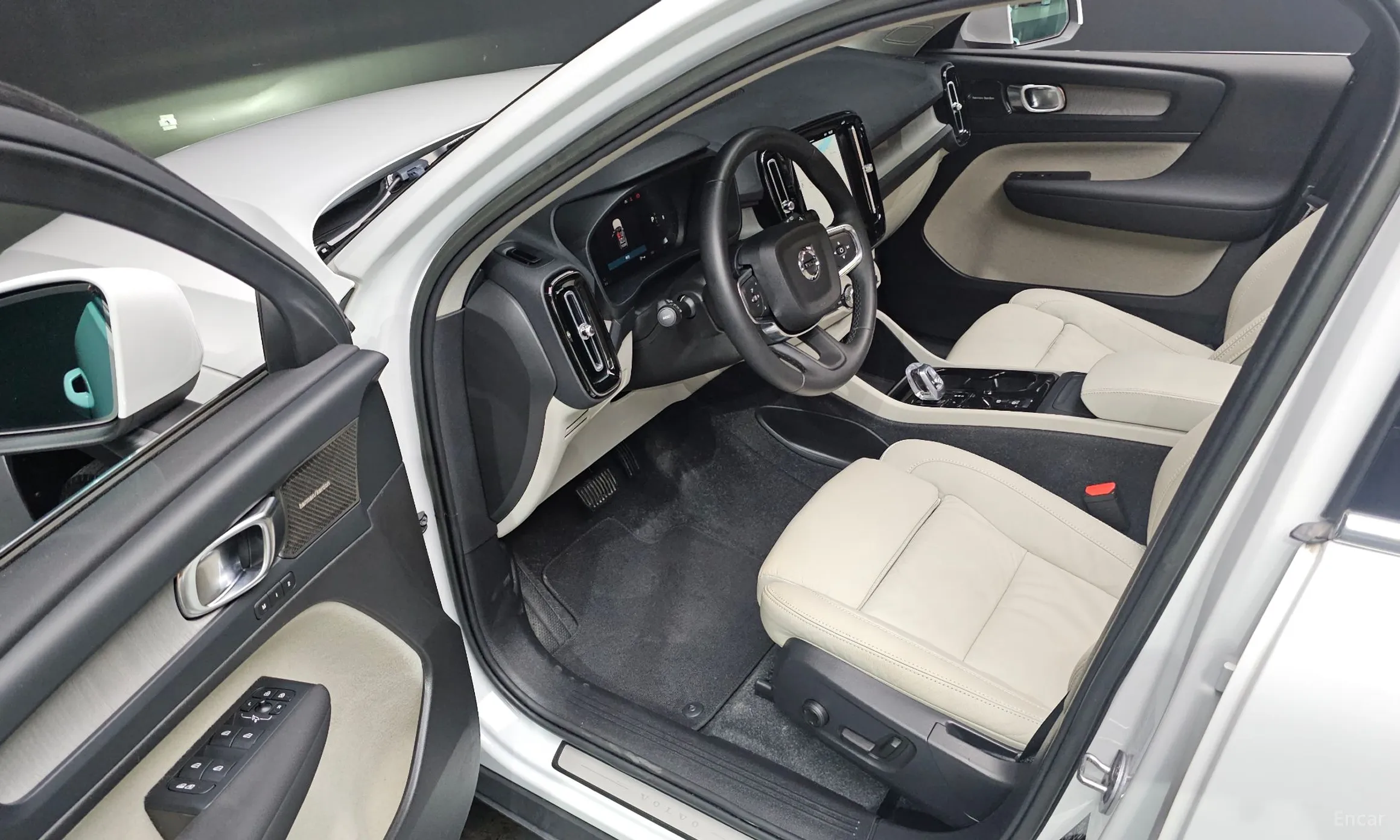 Volvo XC40 превью 10