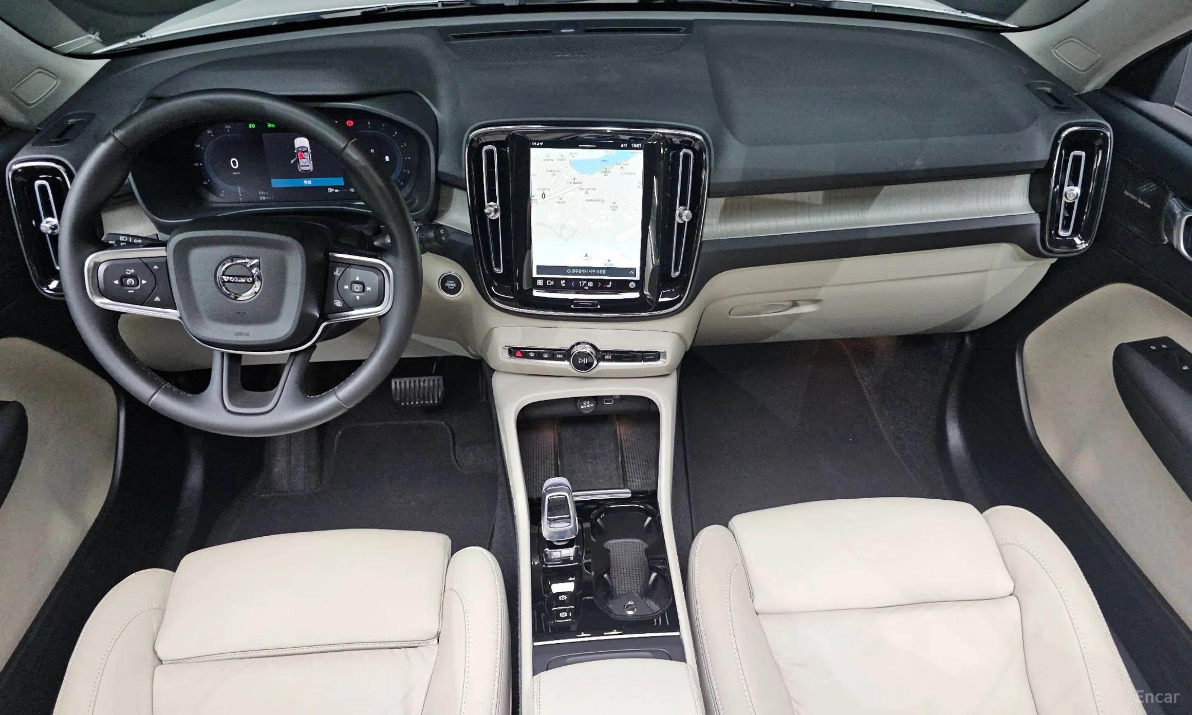 Volvo XC40 превью 7