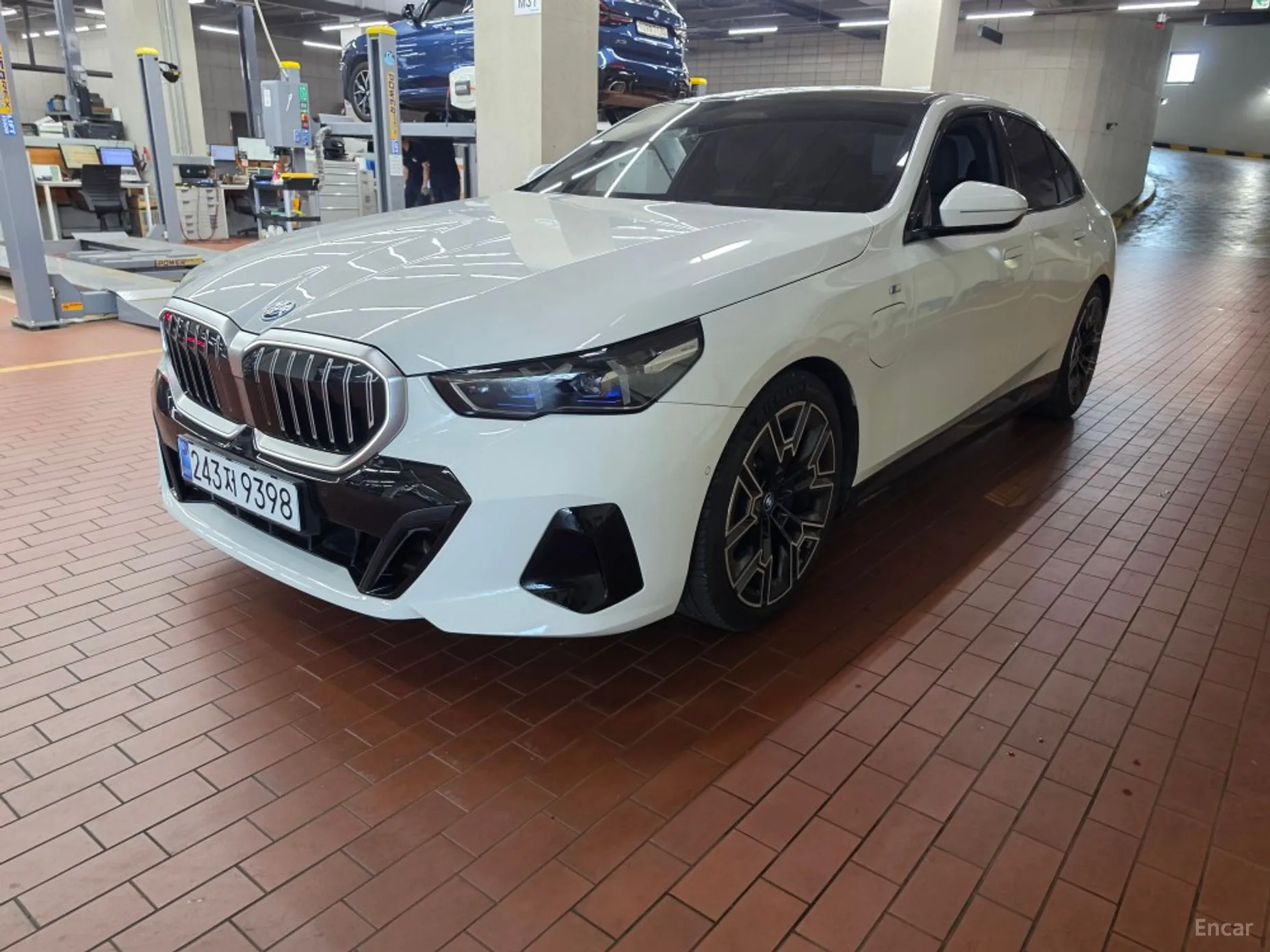 BMW 5 Series (G60)
