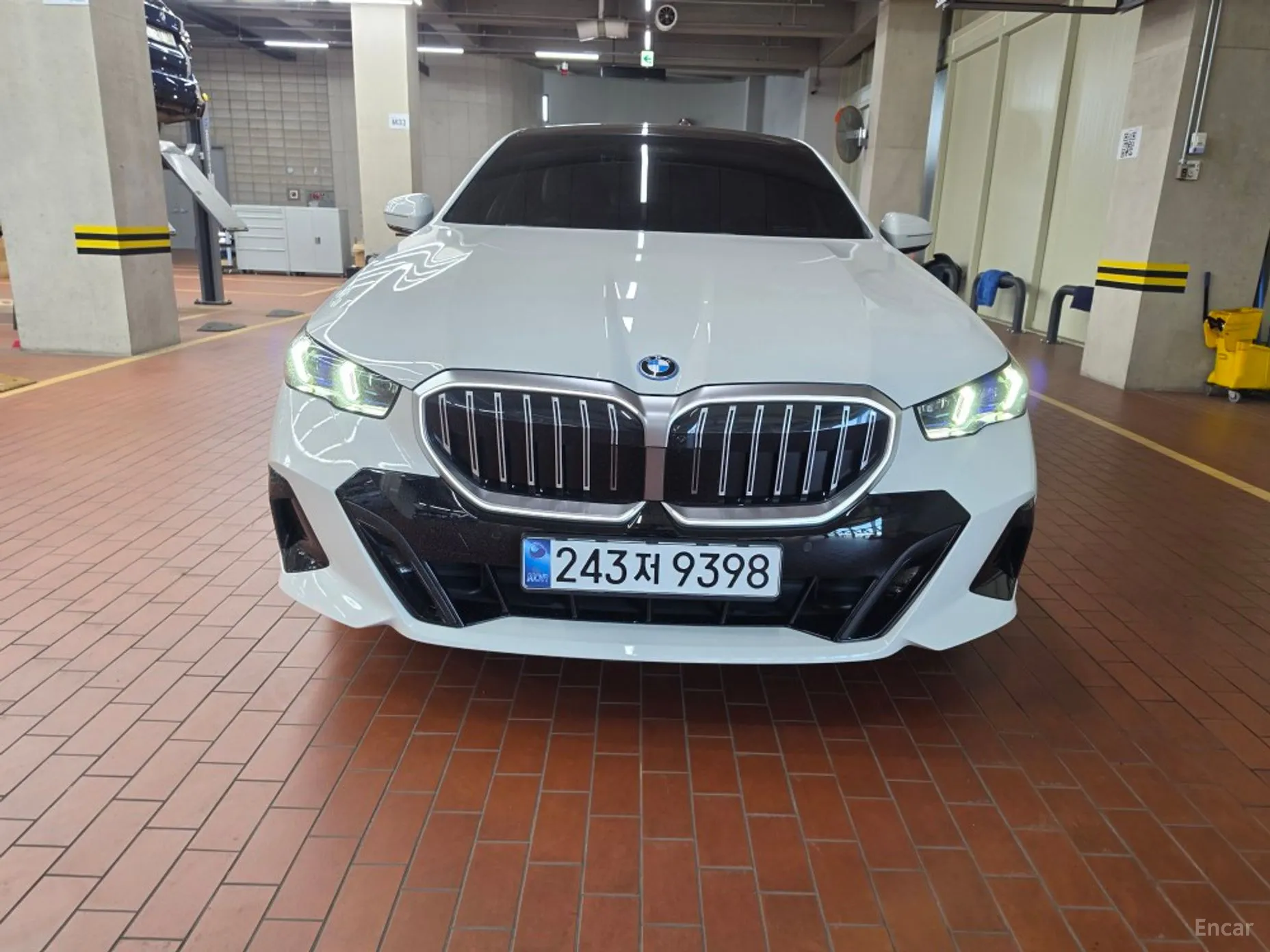BMW 5 Series (G60) превью 3