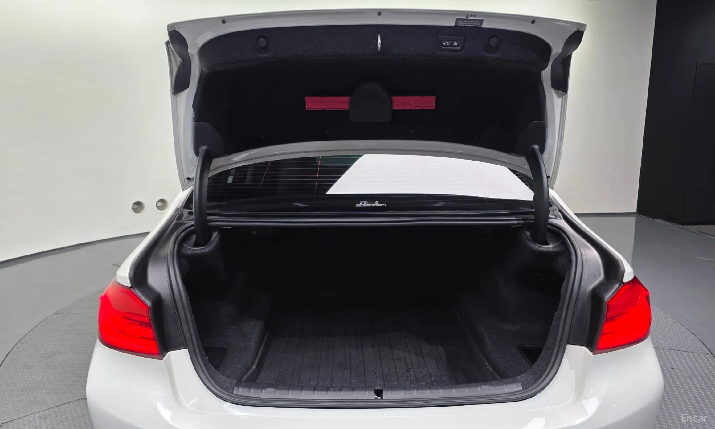 BMW 5 Series (G30) превью 20