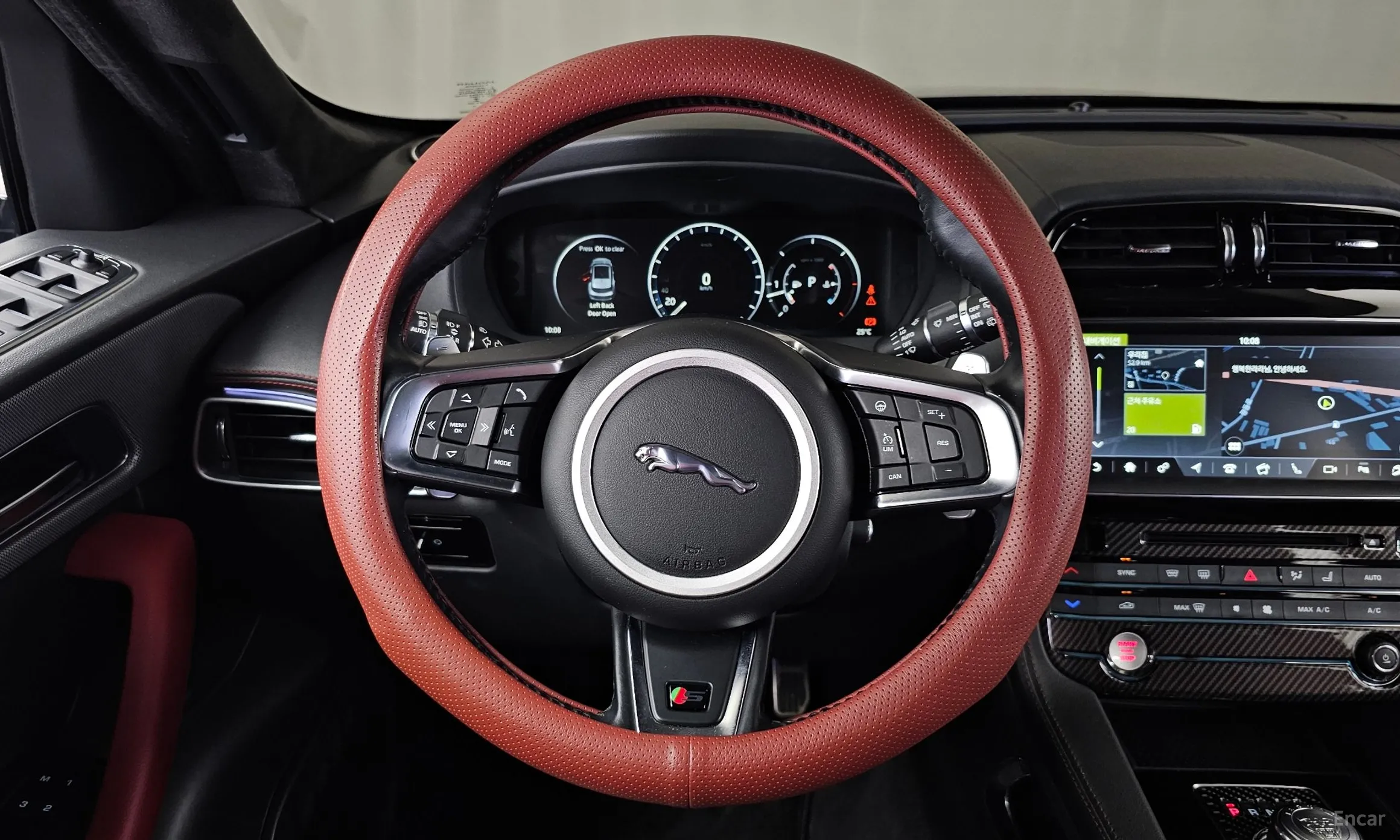 Jaguar F-PACE превью 13