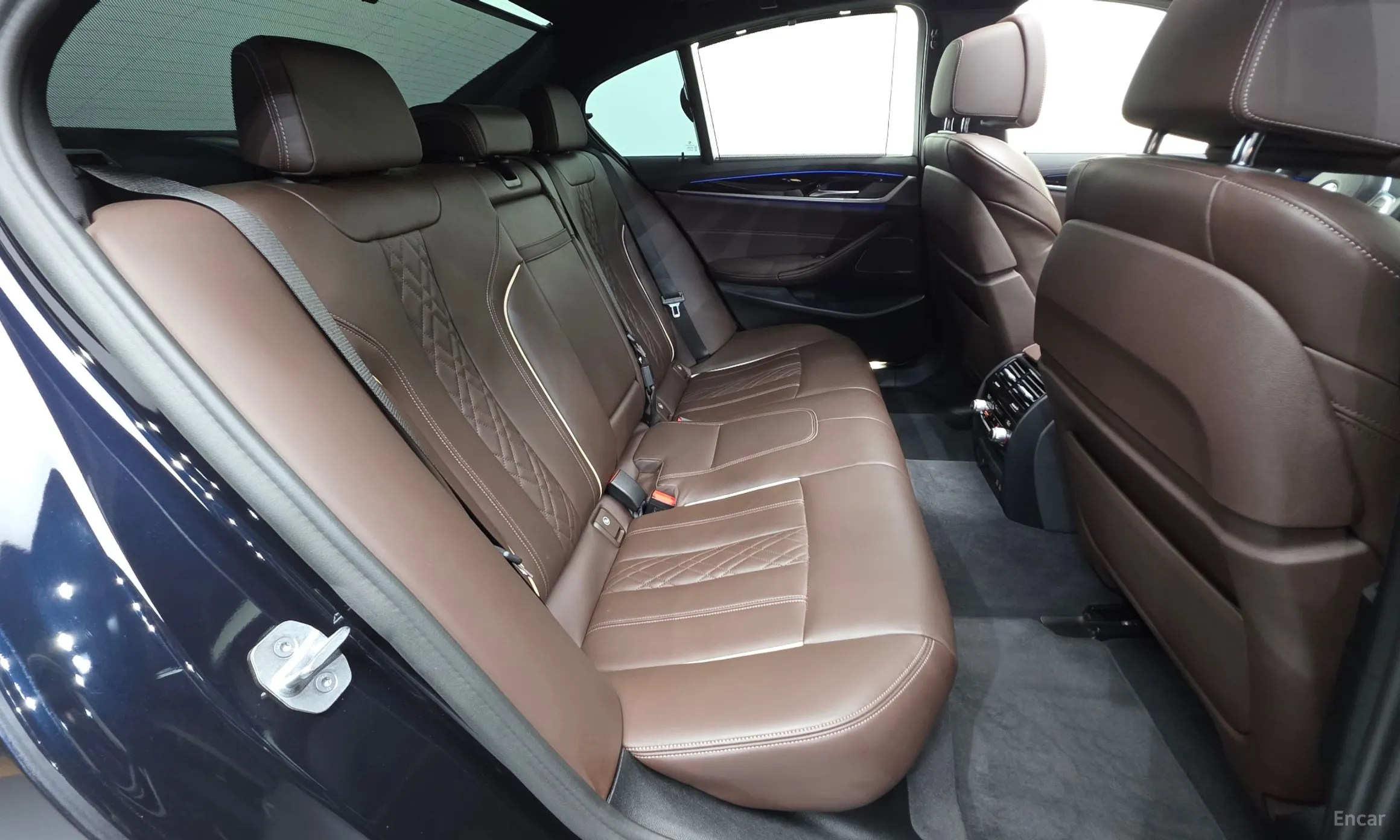BMW 5 Series (G30) превью 19
