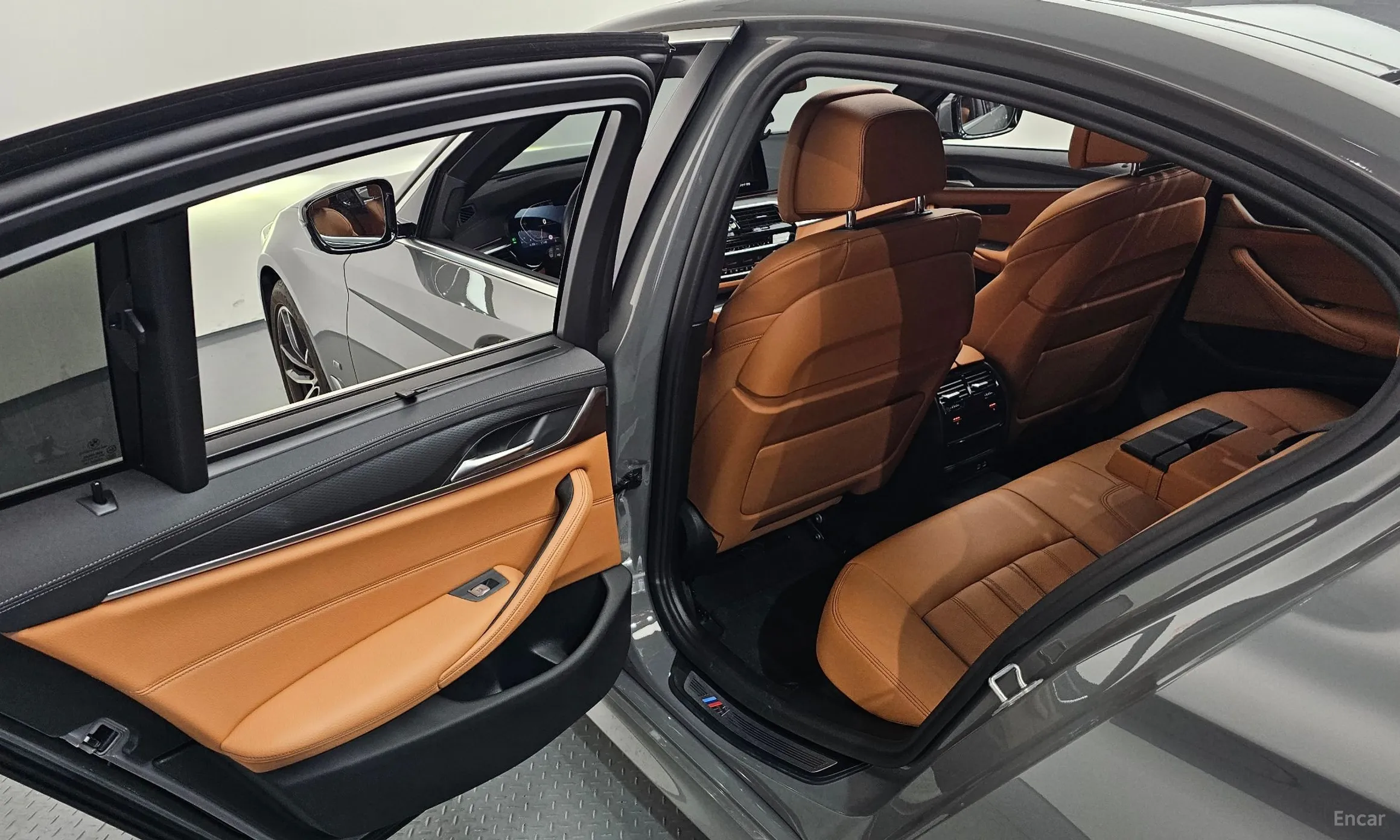 BMW 5 Series (G30) превью 19