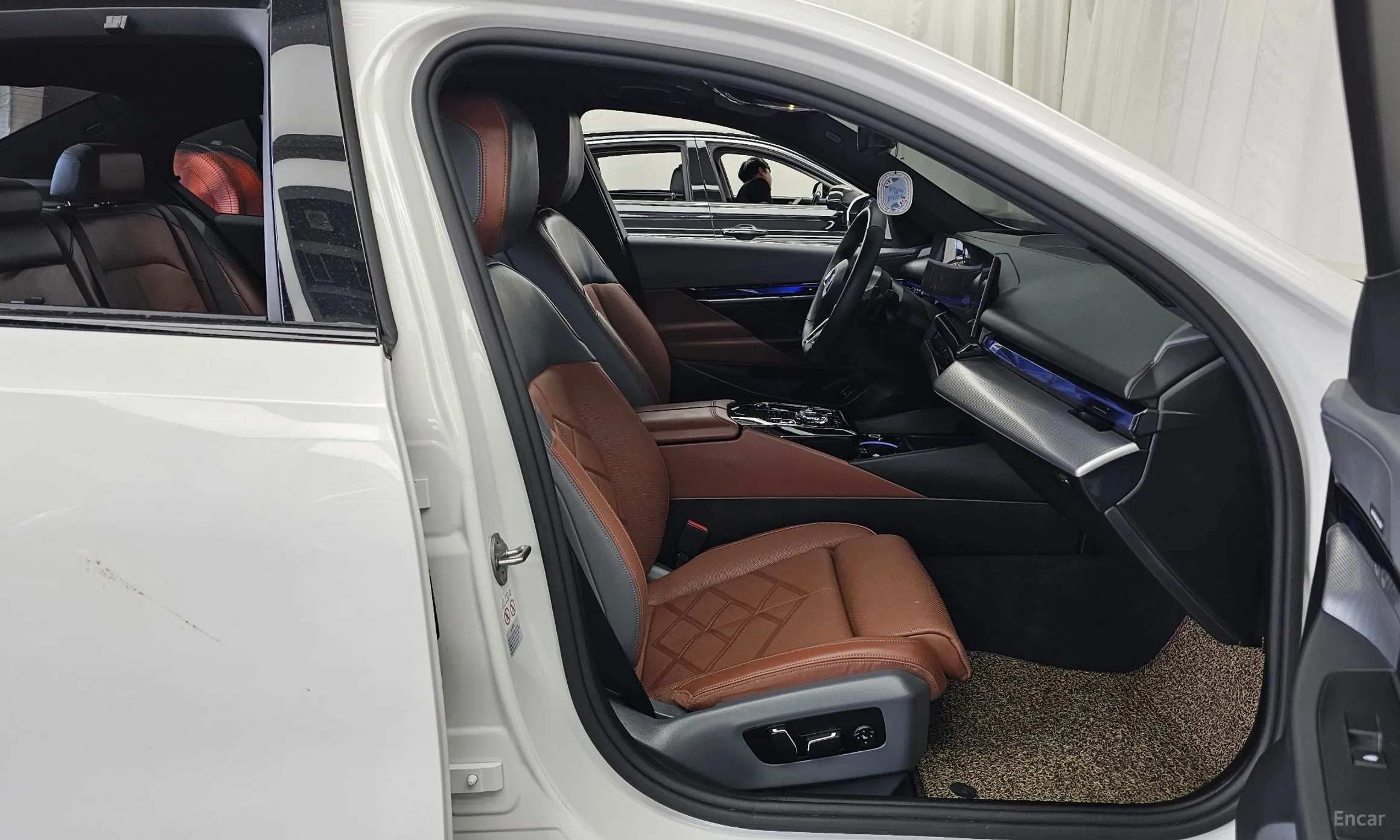 BMW 5 Series (G60) превью 11