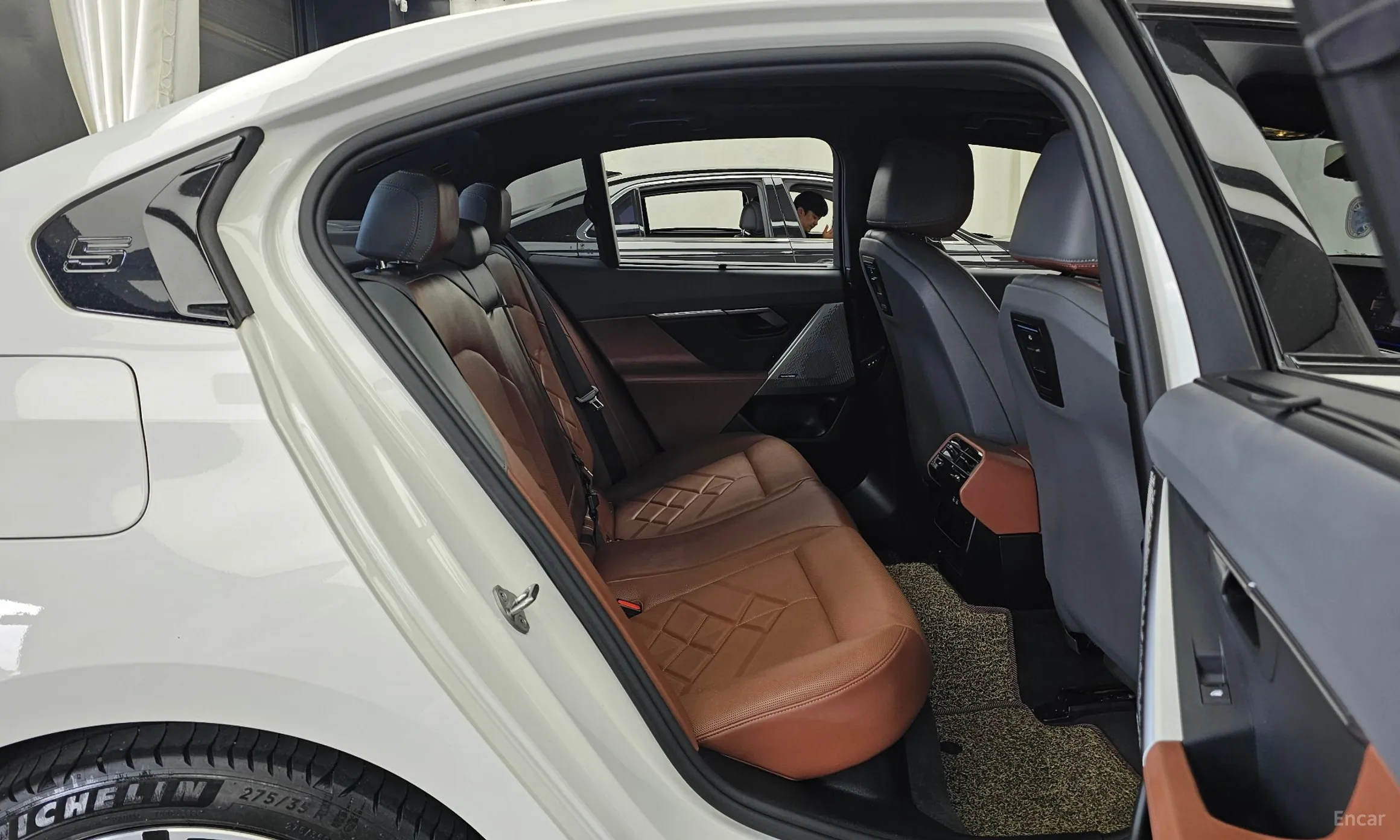 BMW 5 Series (G60) превью 12