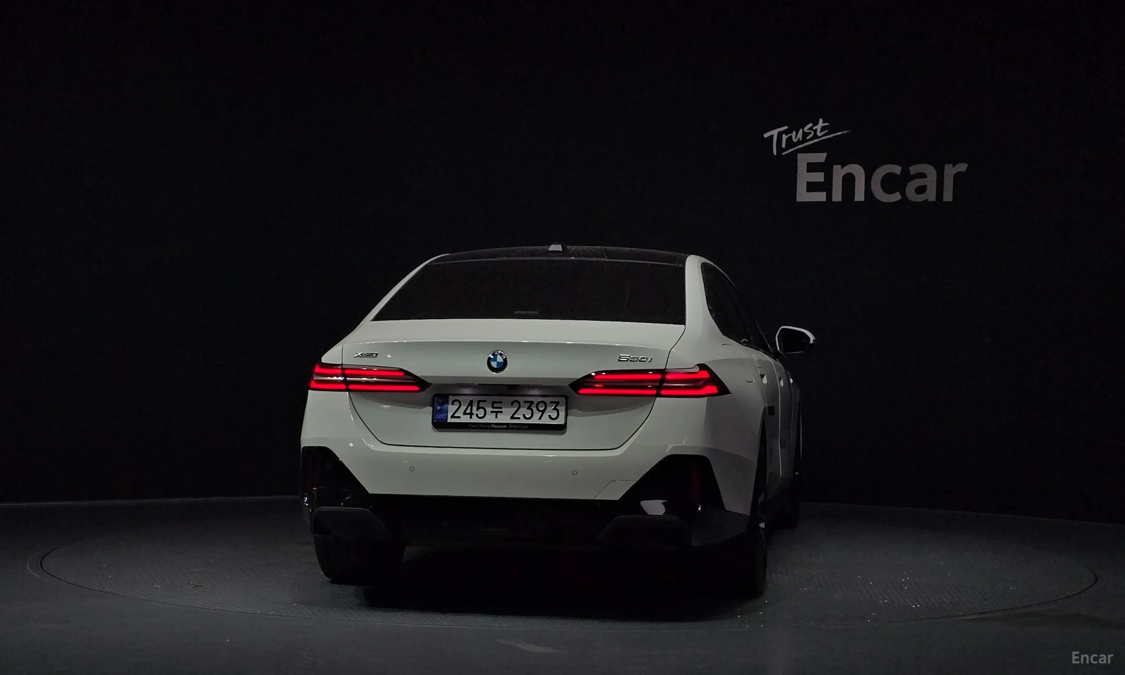 BMW 5 Series (G60) превью 4