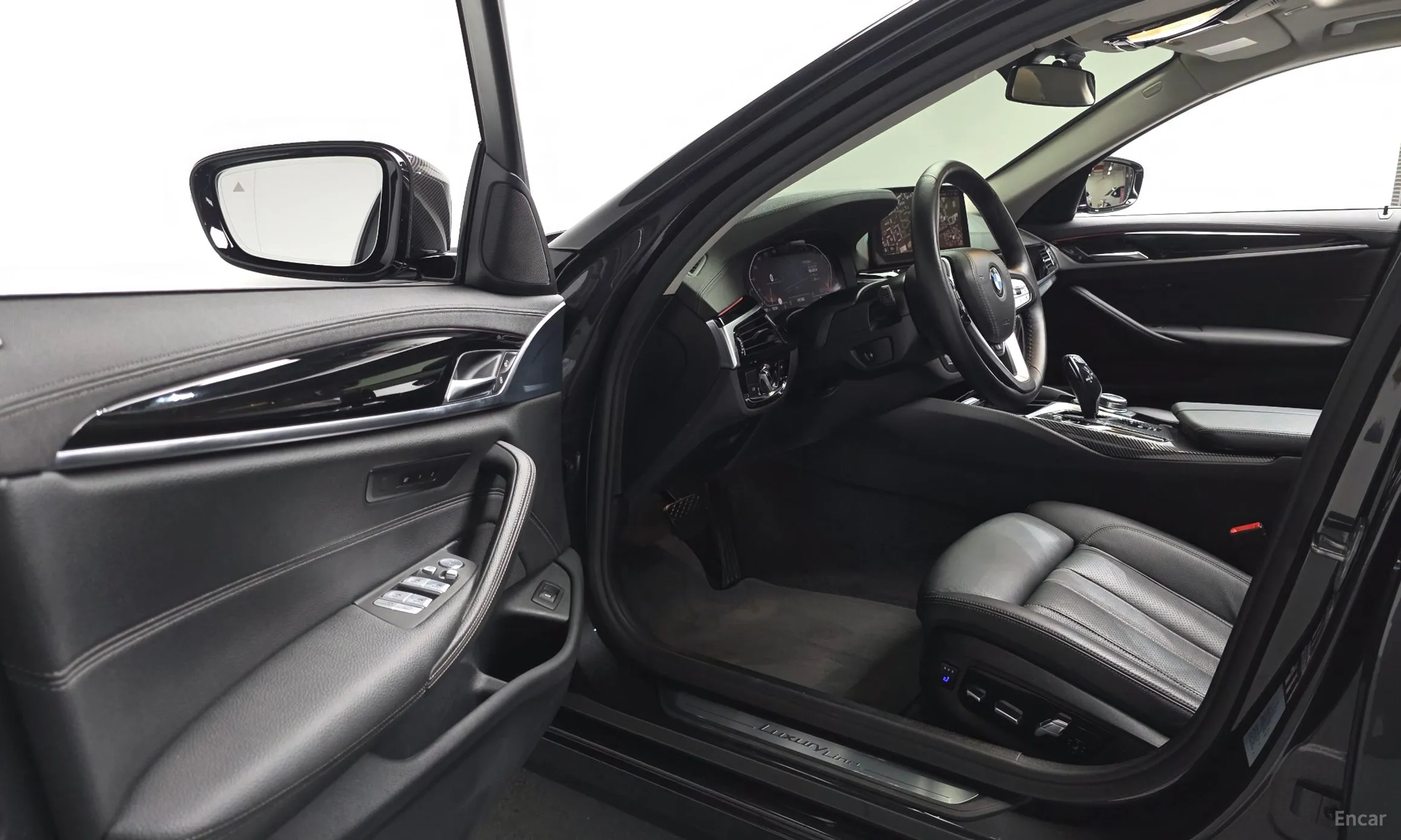 BMW 5 Series (G30) превью 10