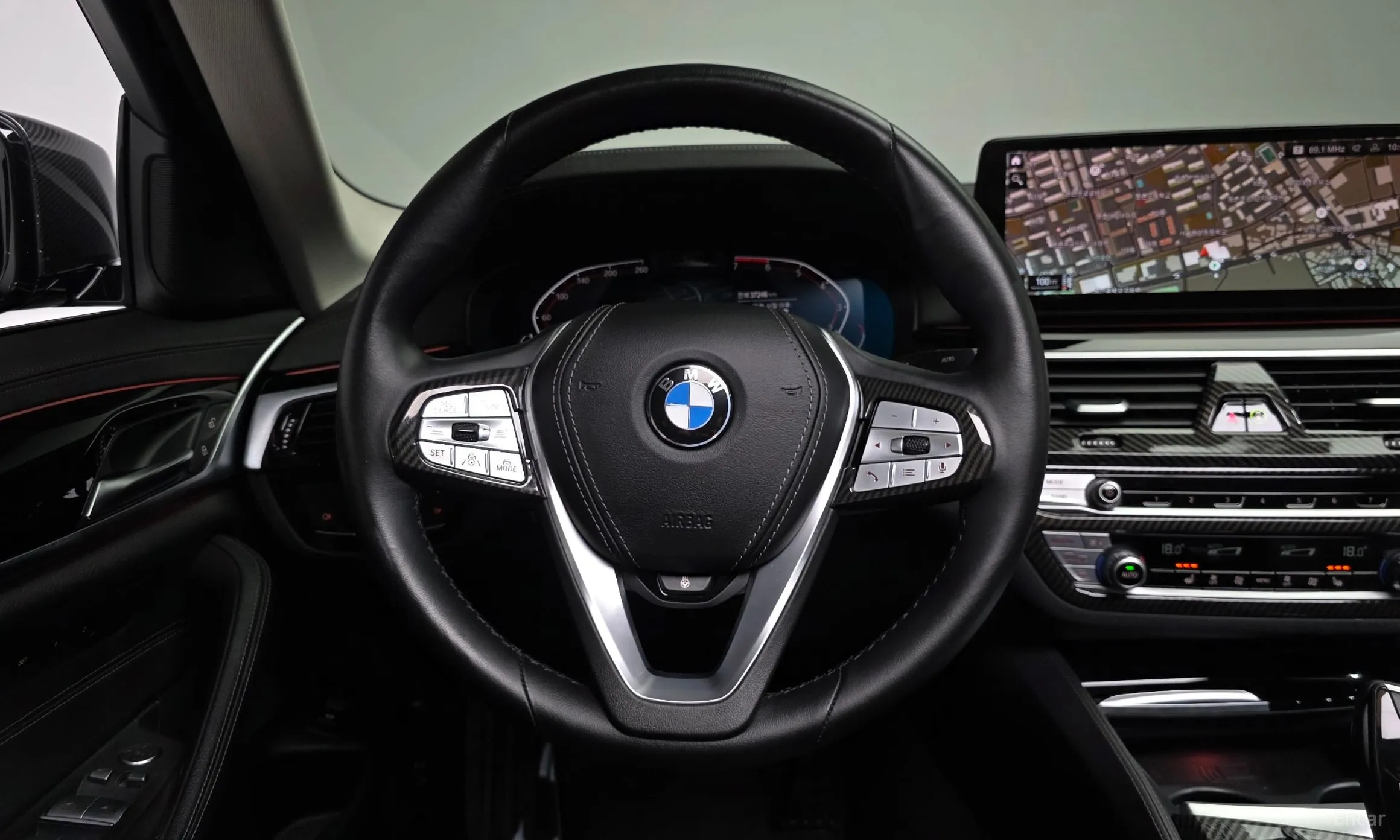 BMW 5 Series (G30) превью 13