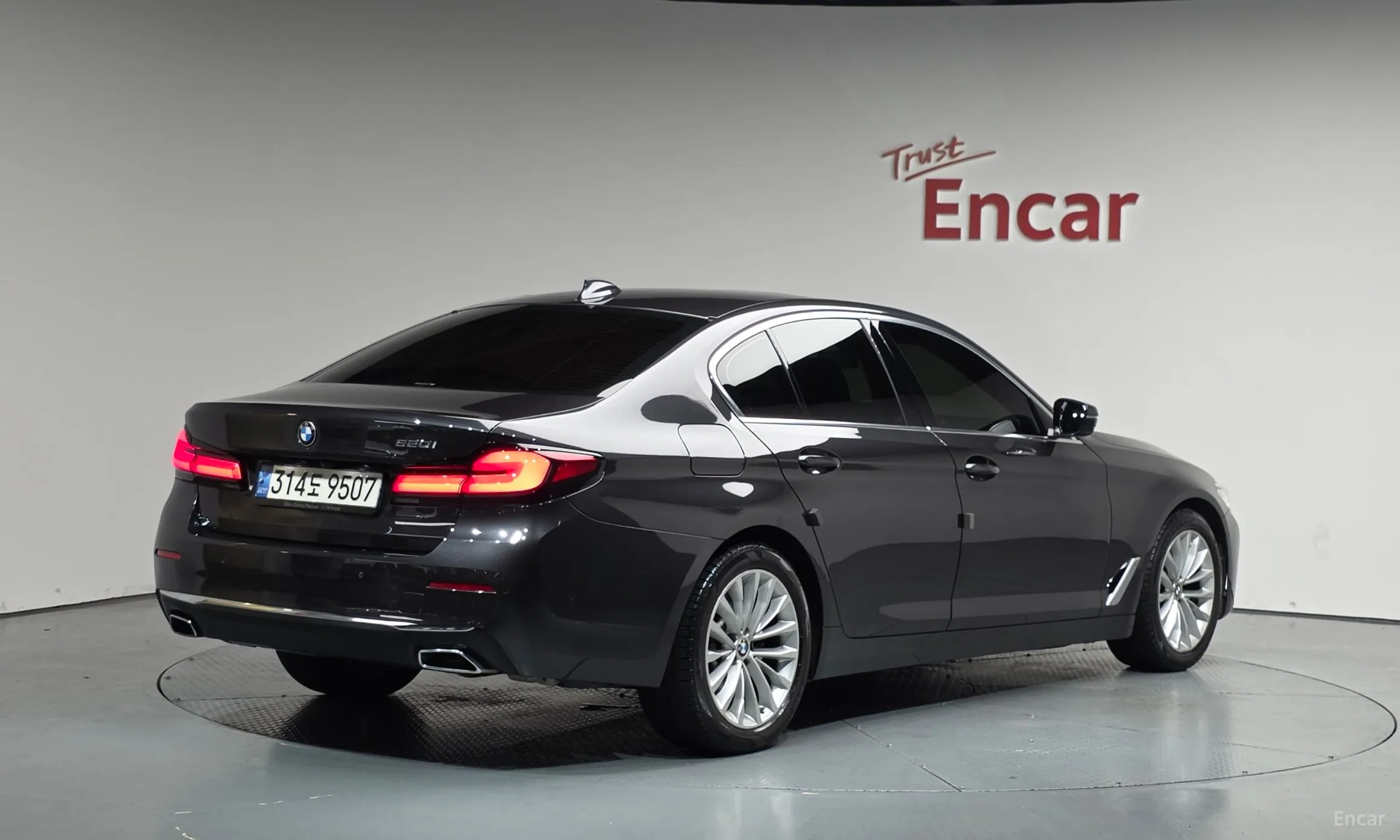 BMW 5 Series (G30) превью 2