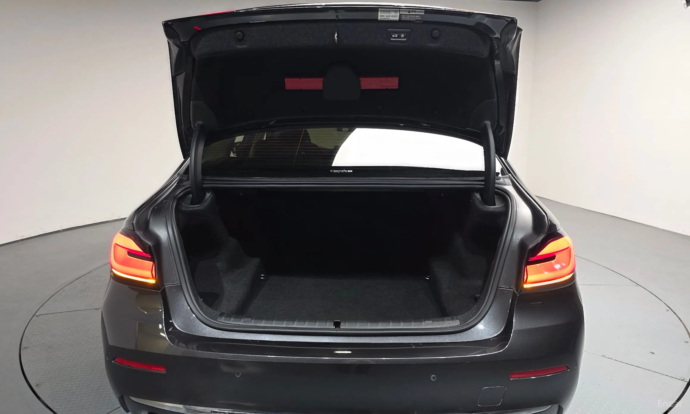 BMW 5 Series (G30) превью 17