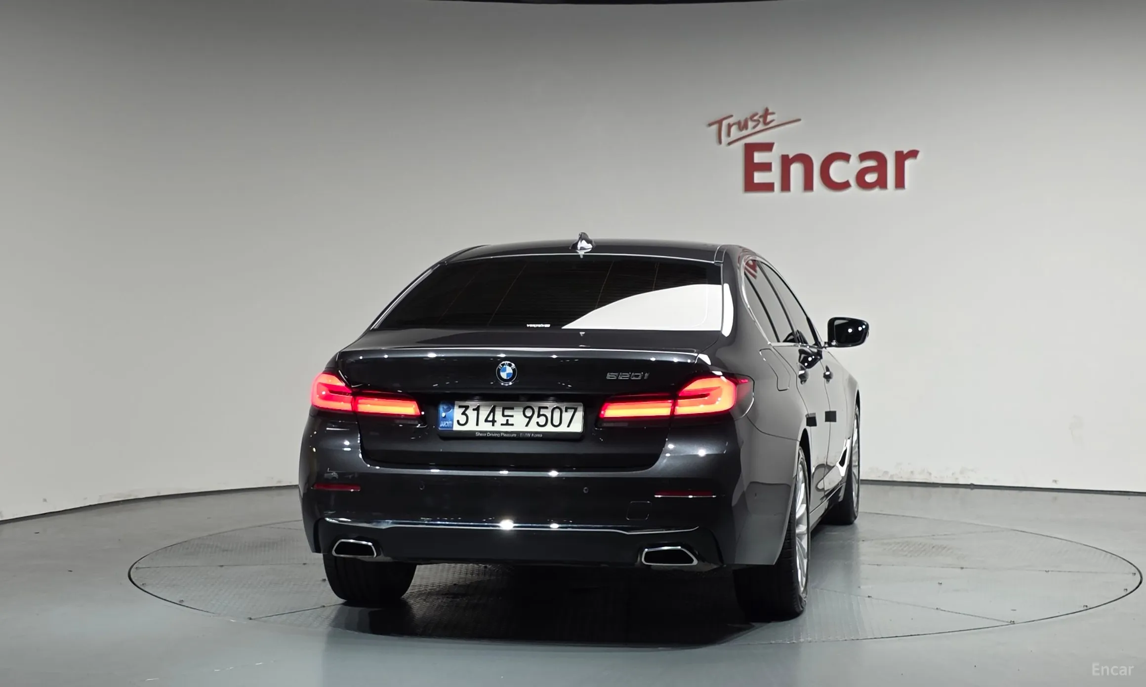 BMW 5 Series (G30) превью 4
