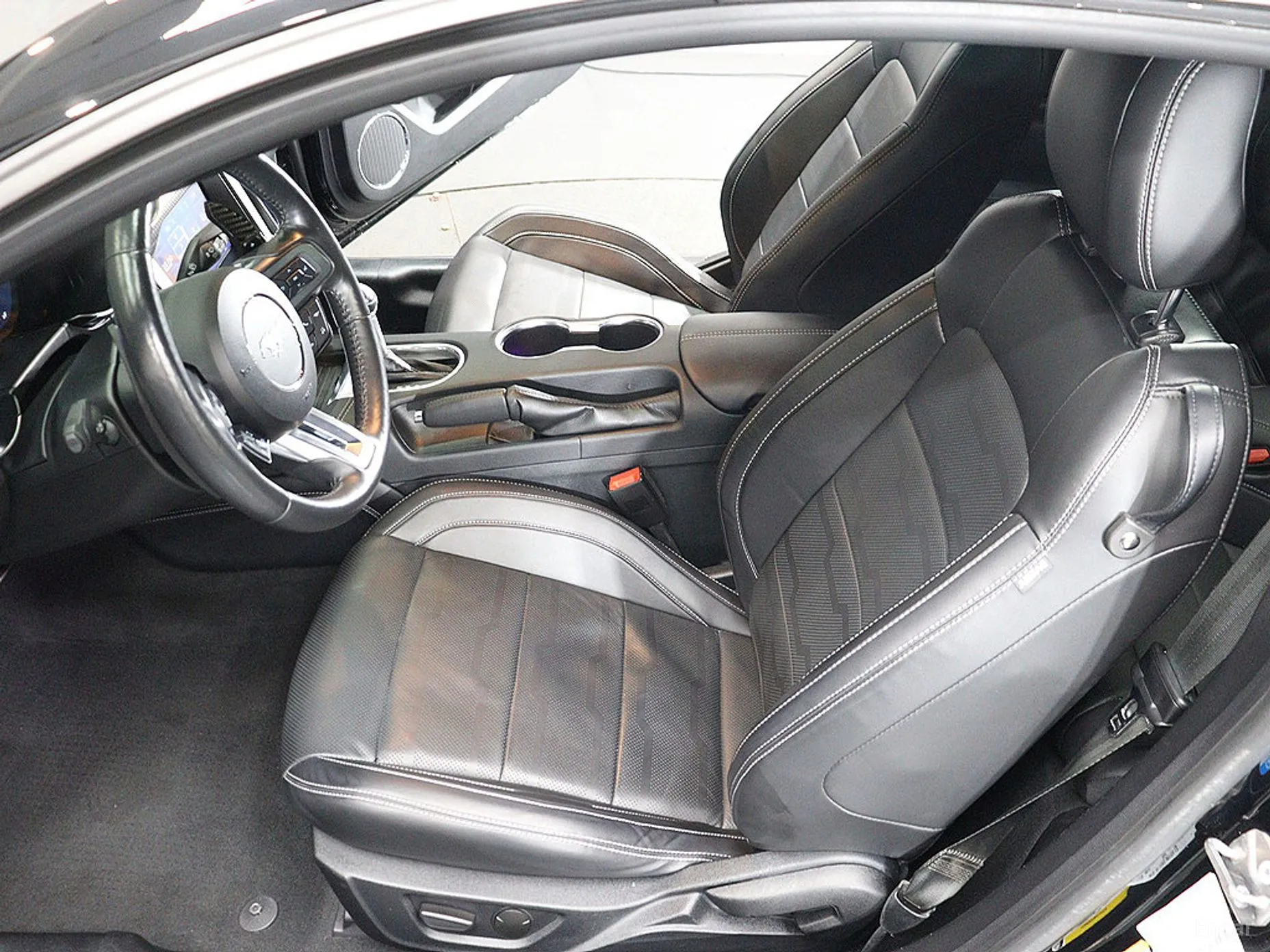 Ford Mustang превью 16