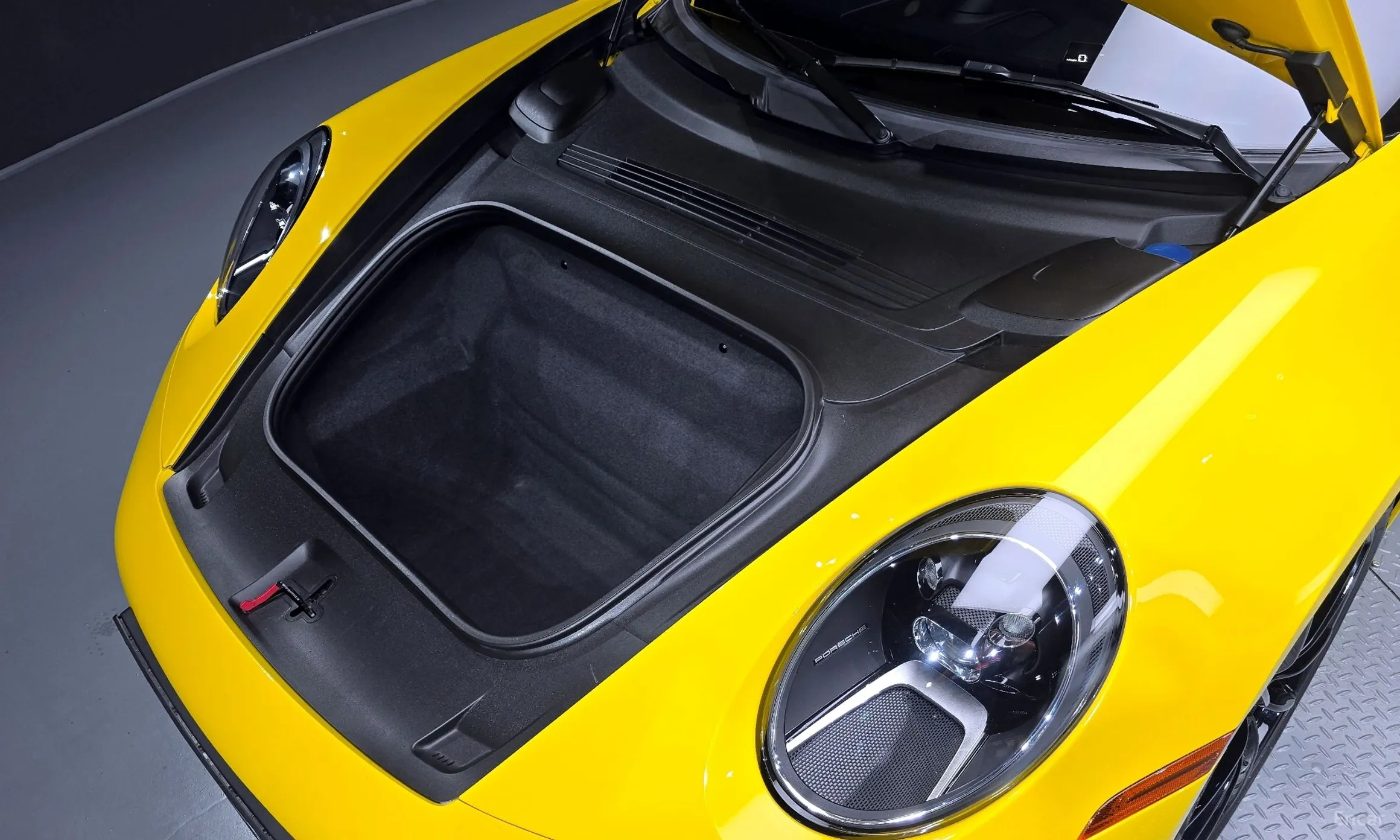 Porsche 911 (992) превью 20