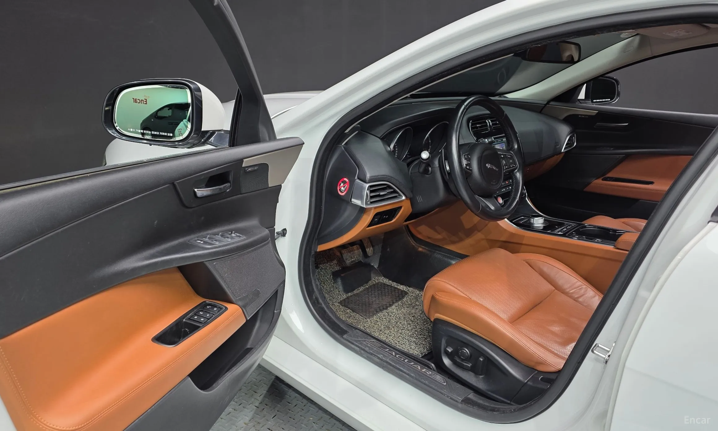 Jaguar XE превью 10
