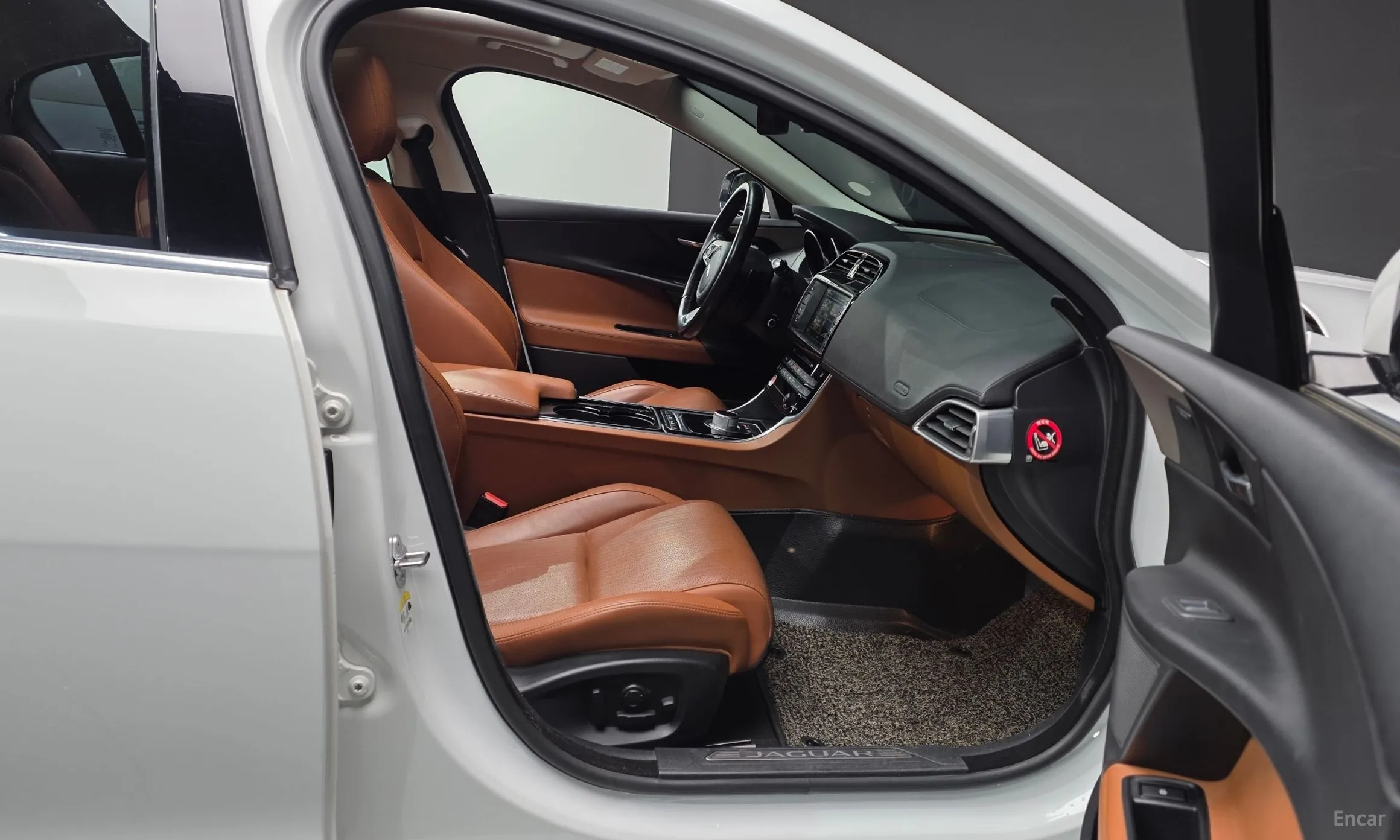 Jaguar XE превью 11