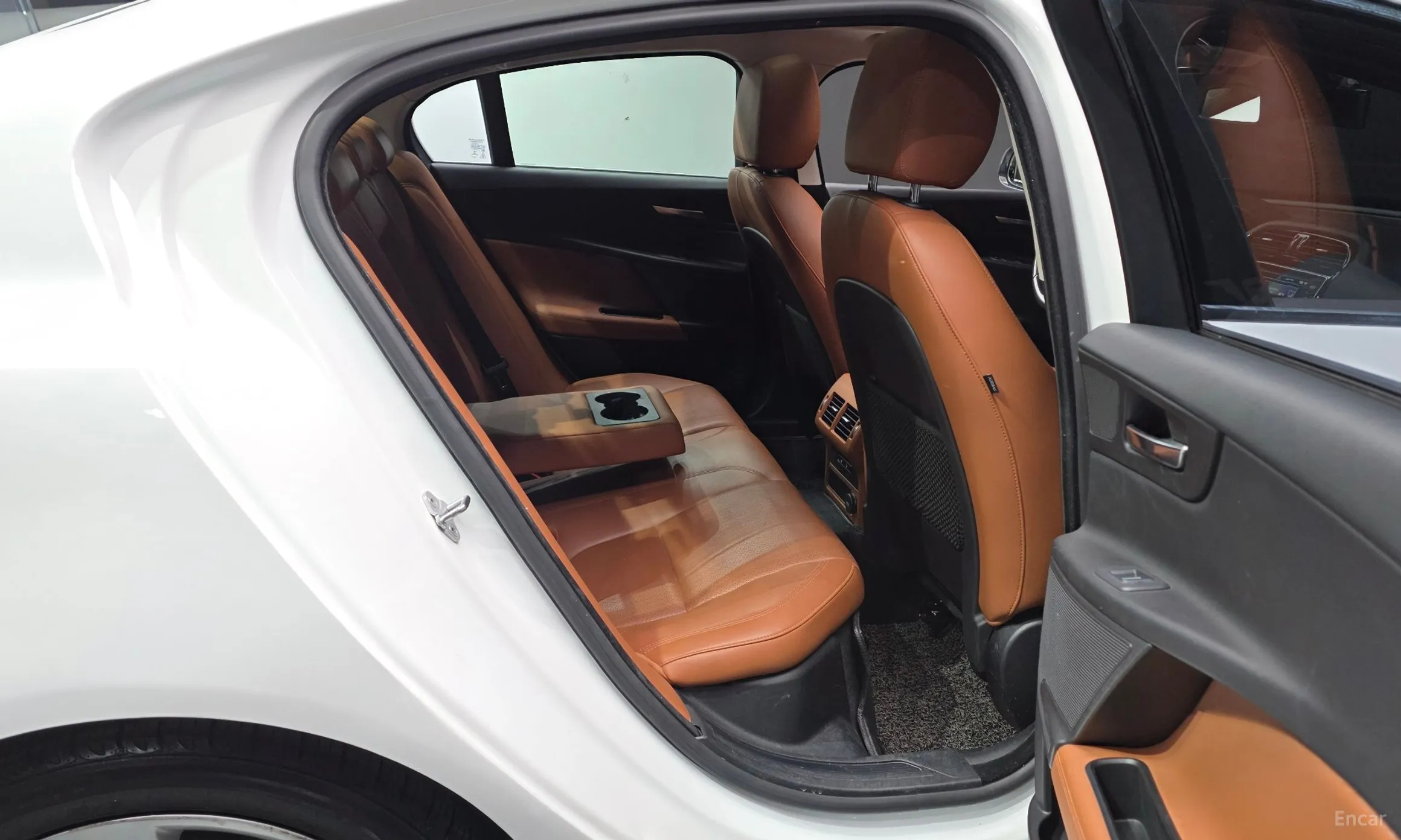 Jaguar XE превью 12
