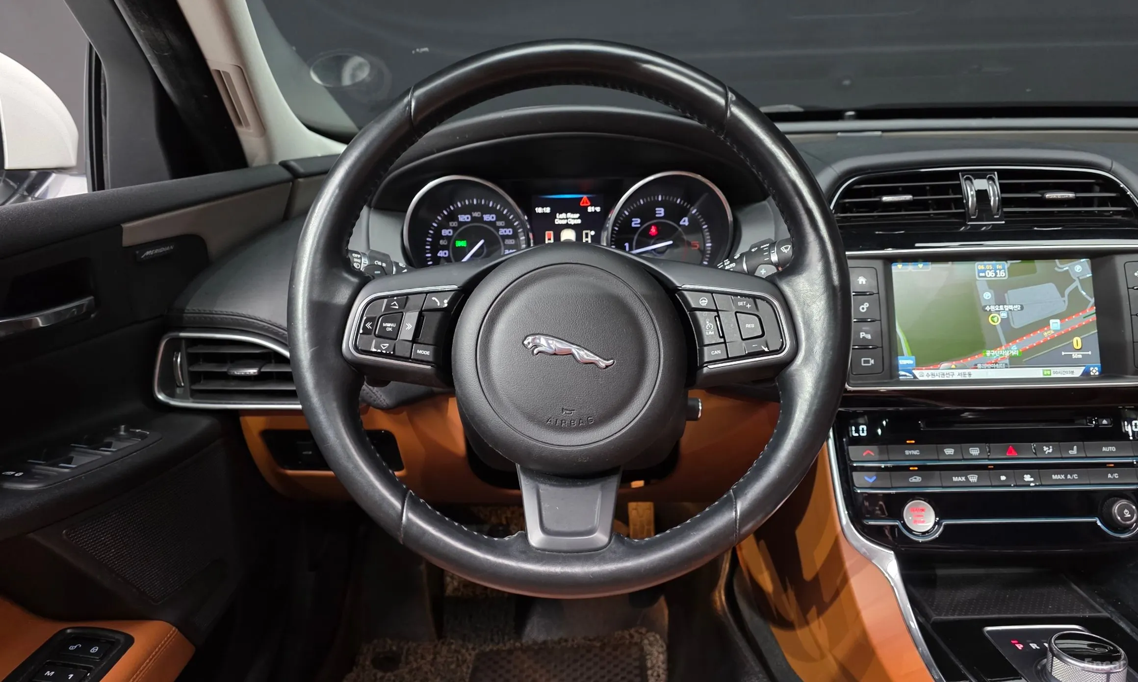 Jaguar XE превью 13