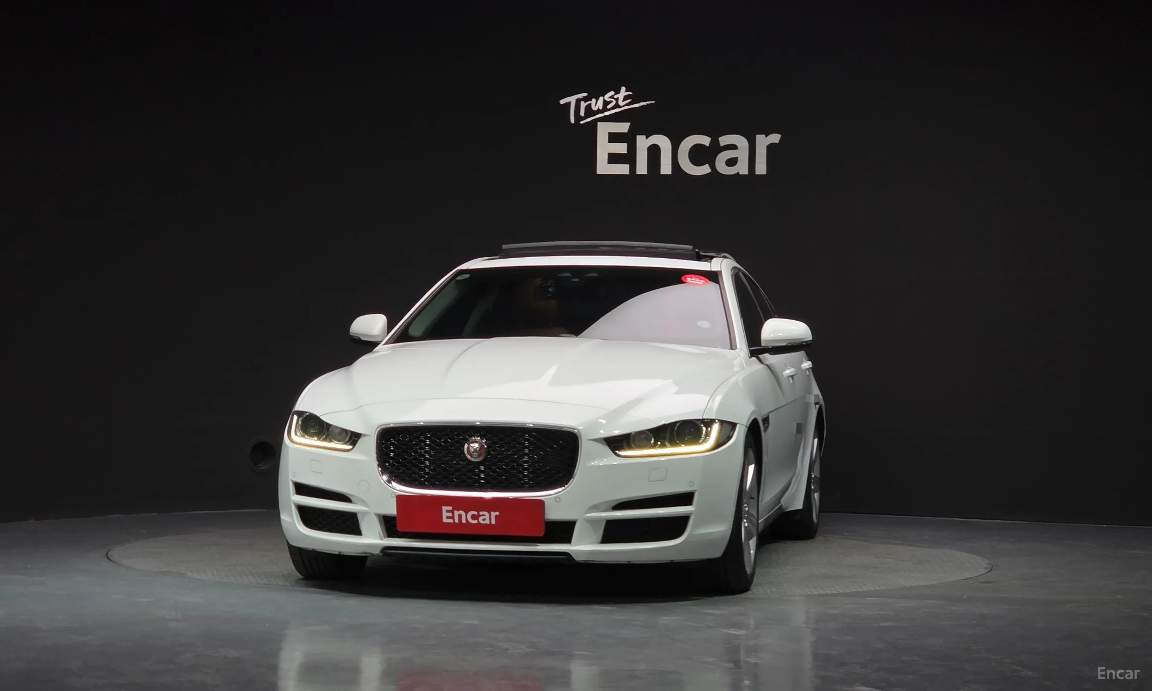 Jaguar XE превью 3