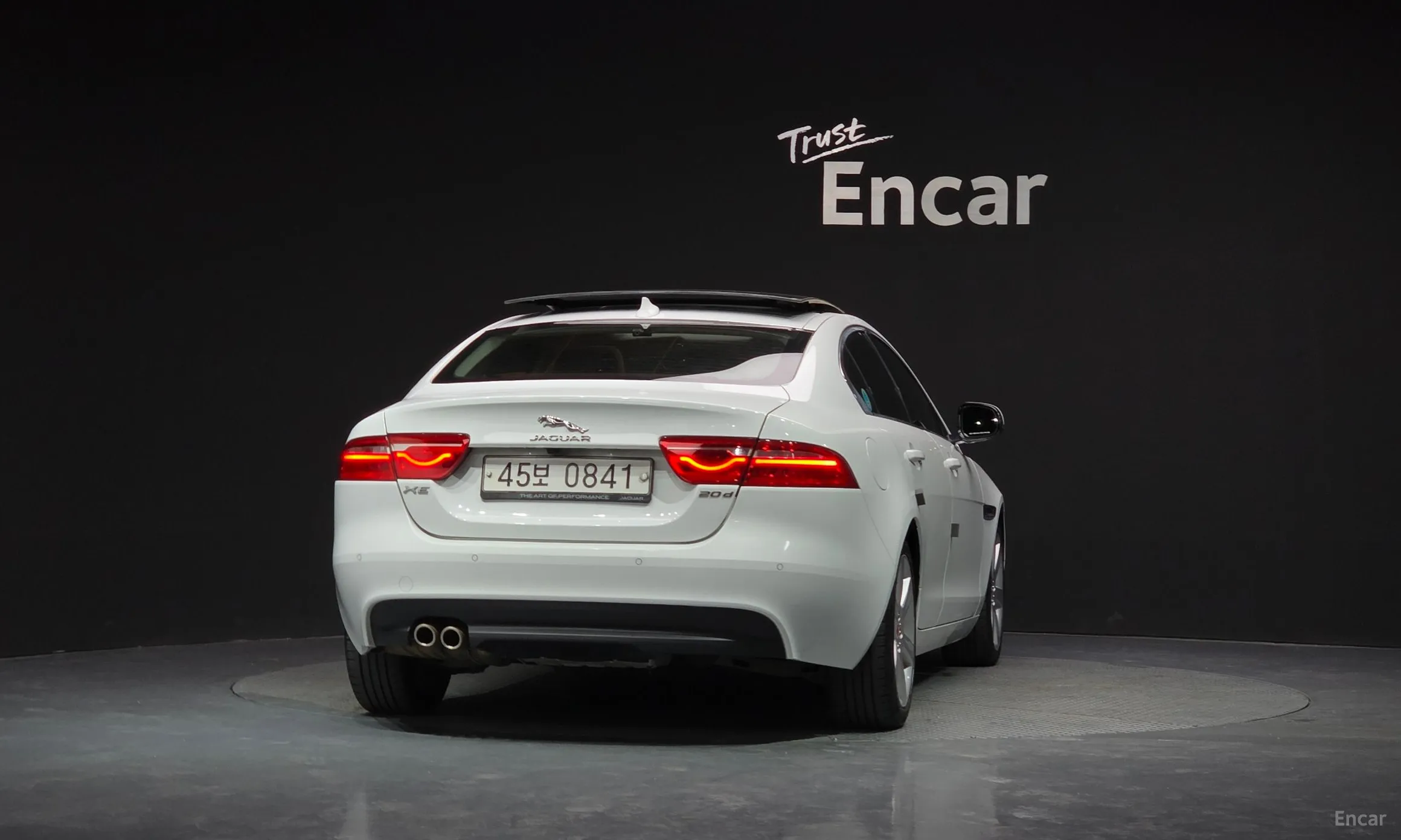 Jaguar XE превью 4