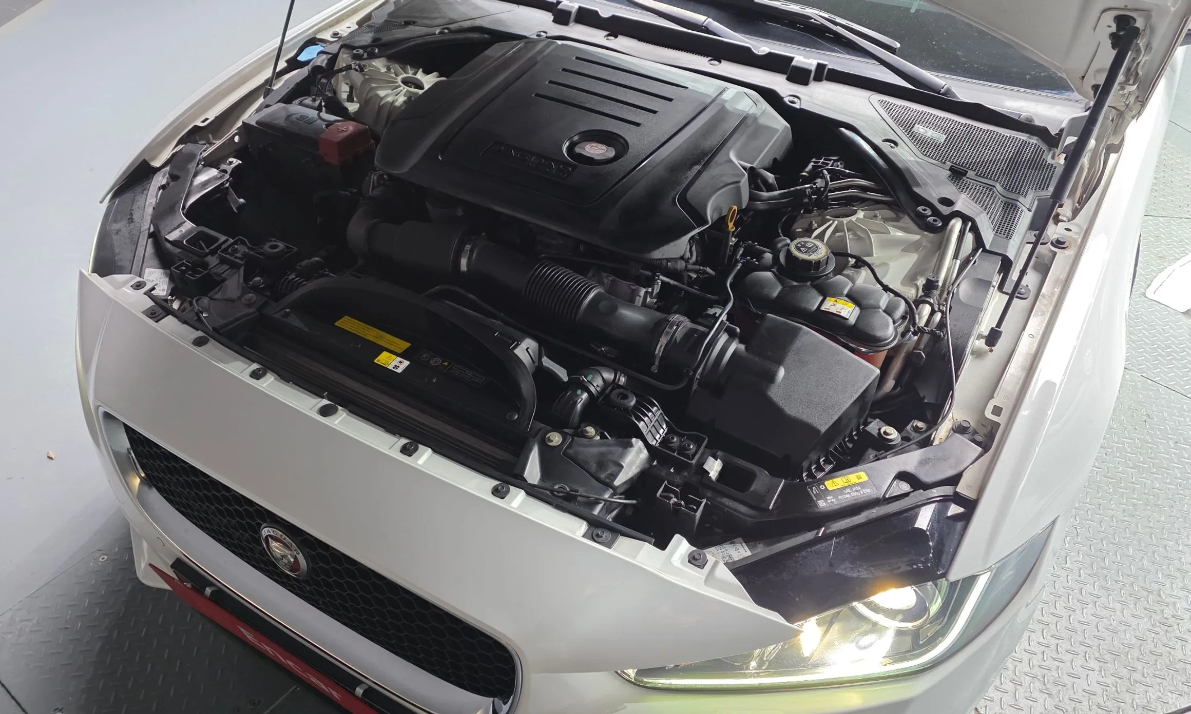 Jaguar XE превью 6